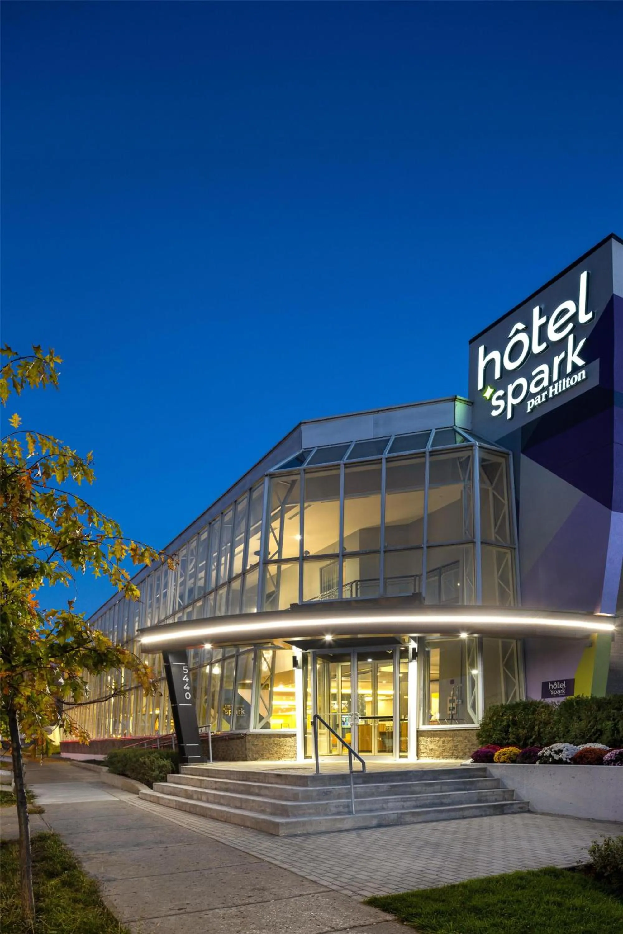 Property building in Spark By Hilton Montreal Midtown