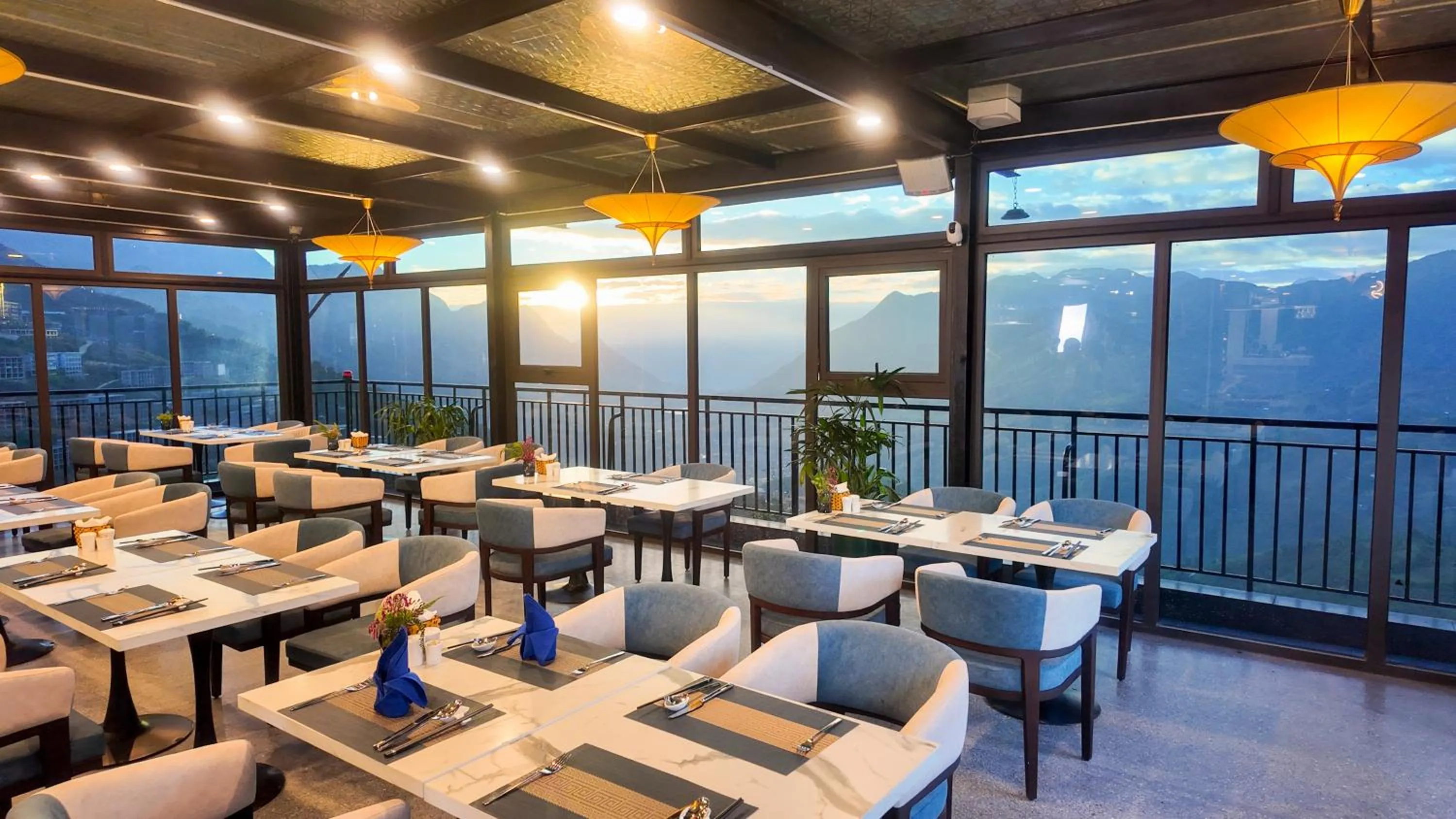 Restaurant/places to eat in DeLaMont Sapa Hotel - Hill Serenity Retreat
