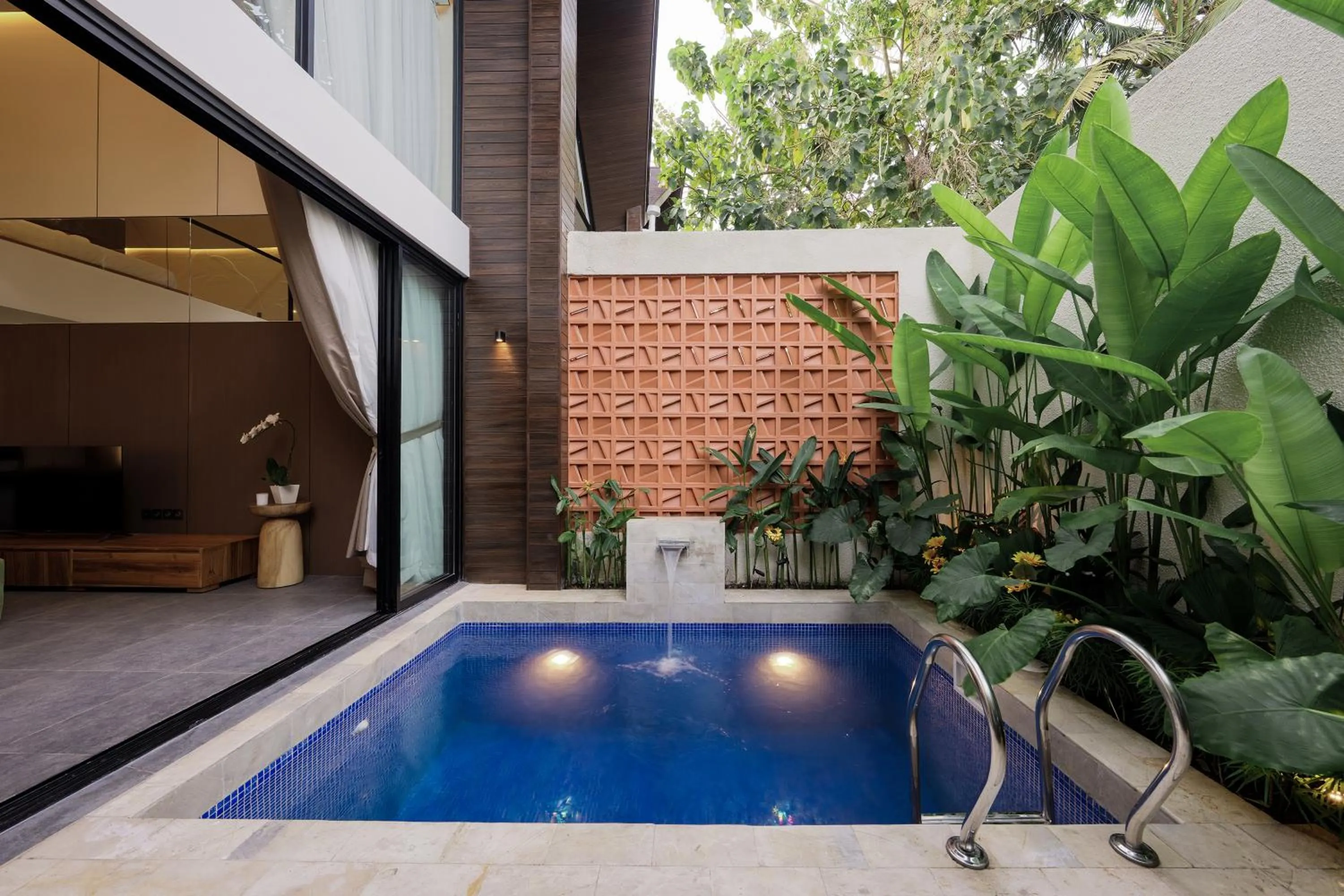 Swimming pool in Moon Rock Villas by Ribas