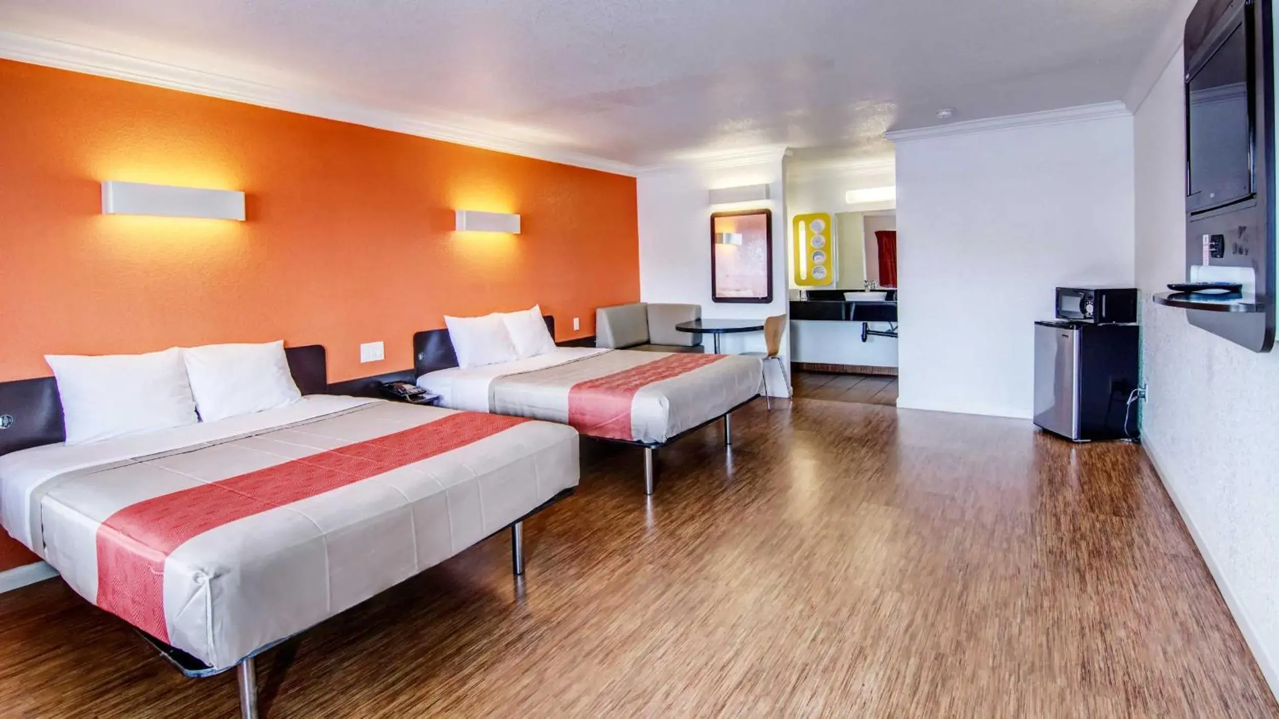 Standard Queen Room with Two Queen Beds in Motel 6 Manteca CA Standard Queen Room with Two Queen Beds in Motel 6 Manteca CA