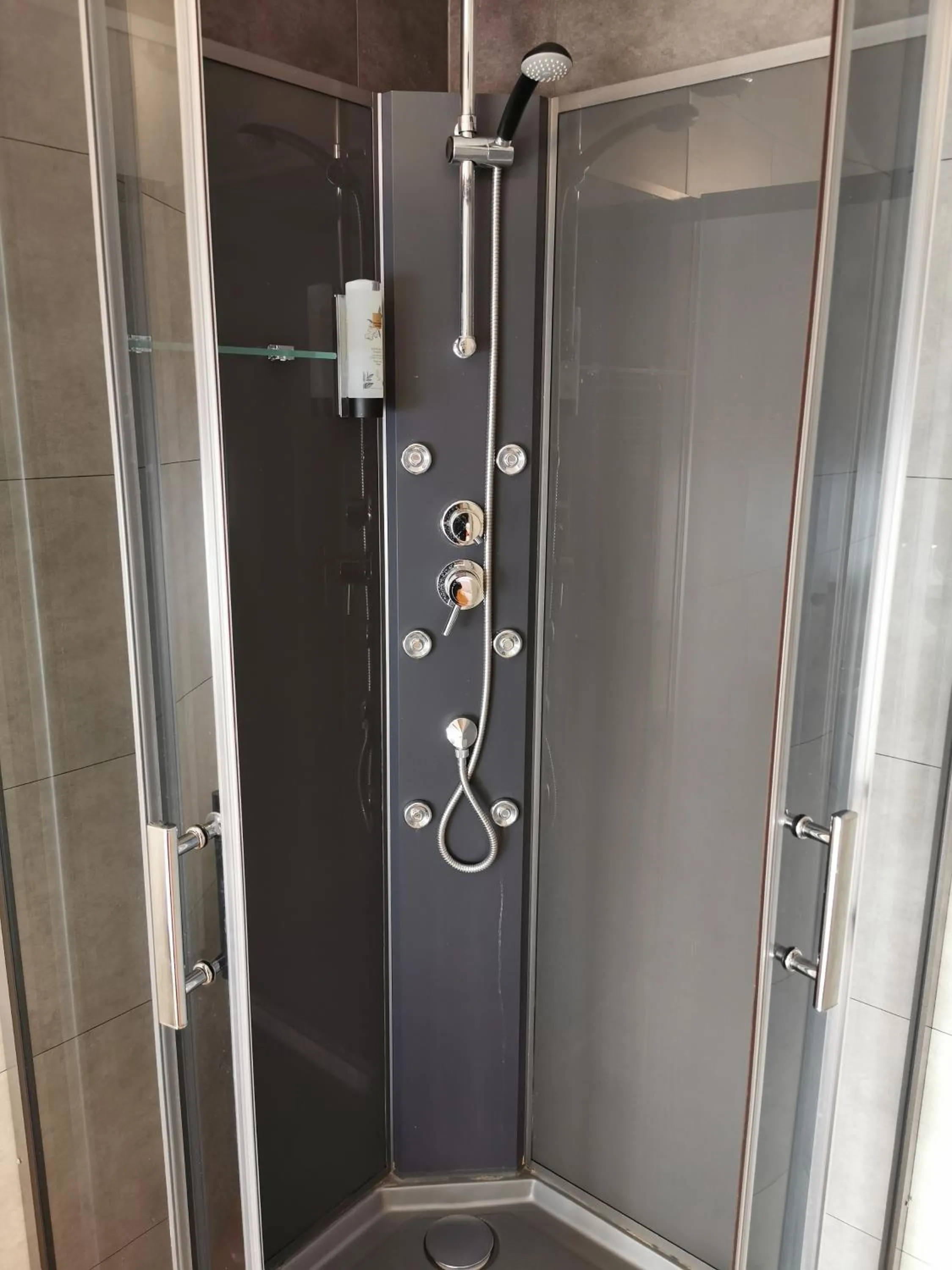 Shower in Hôtel Belair "Ravel Etape"