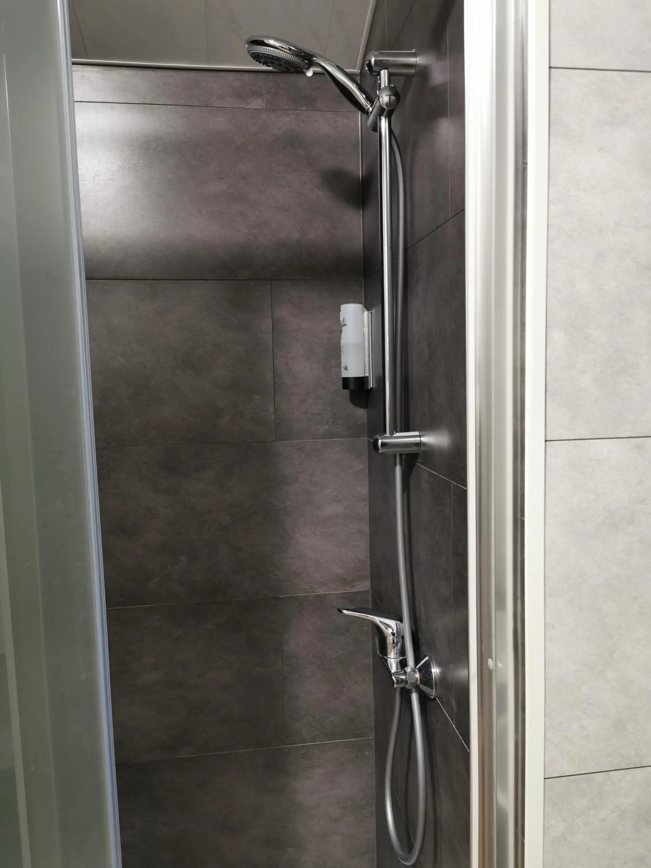 Shower in Hôtel Belair "Ravel Etape"