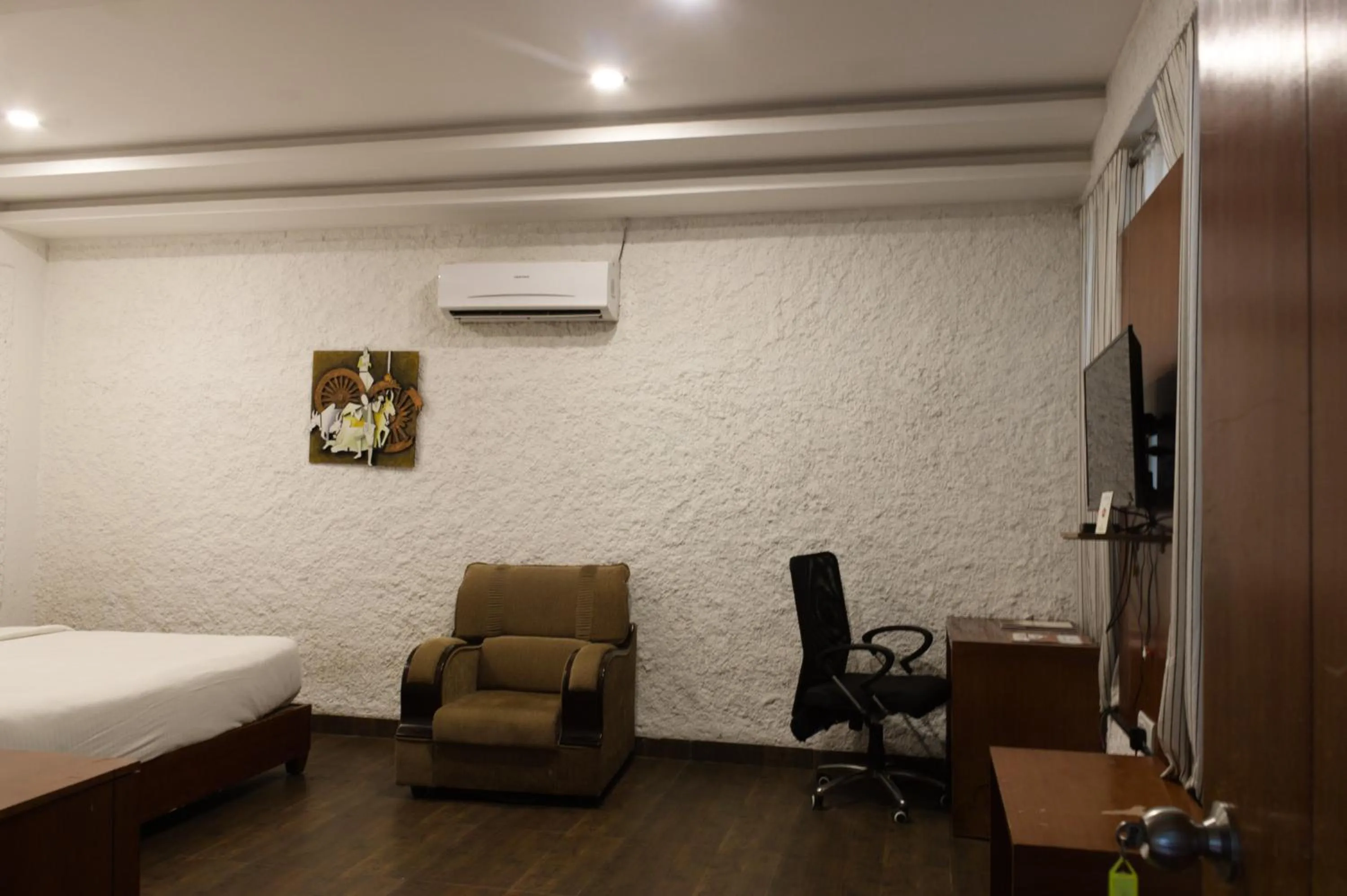 hair dresser in Mrugavani Resort & Spa