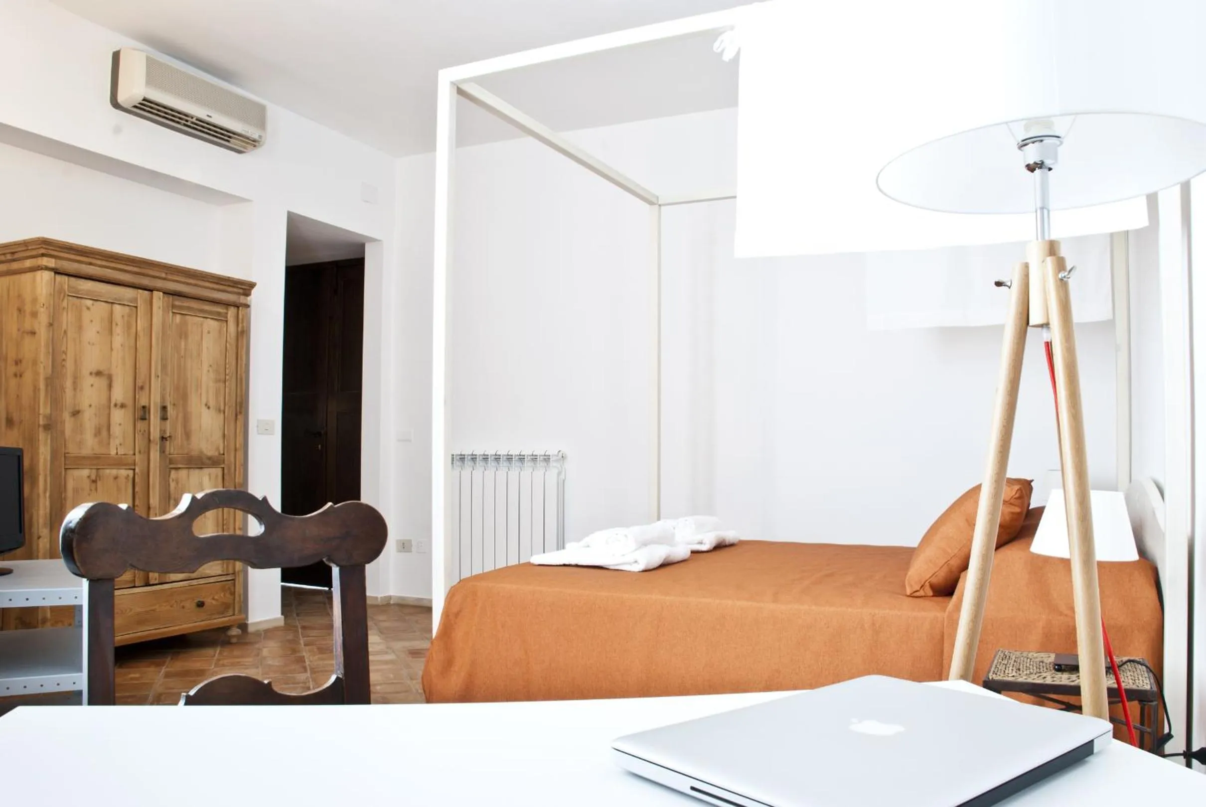 Photo of the whole room, Bed in Nisí