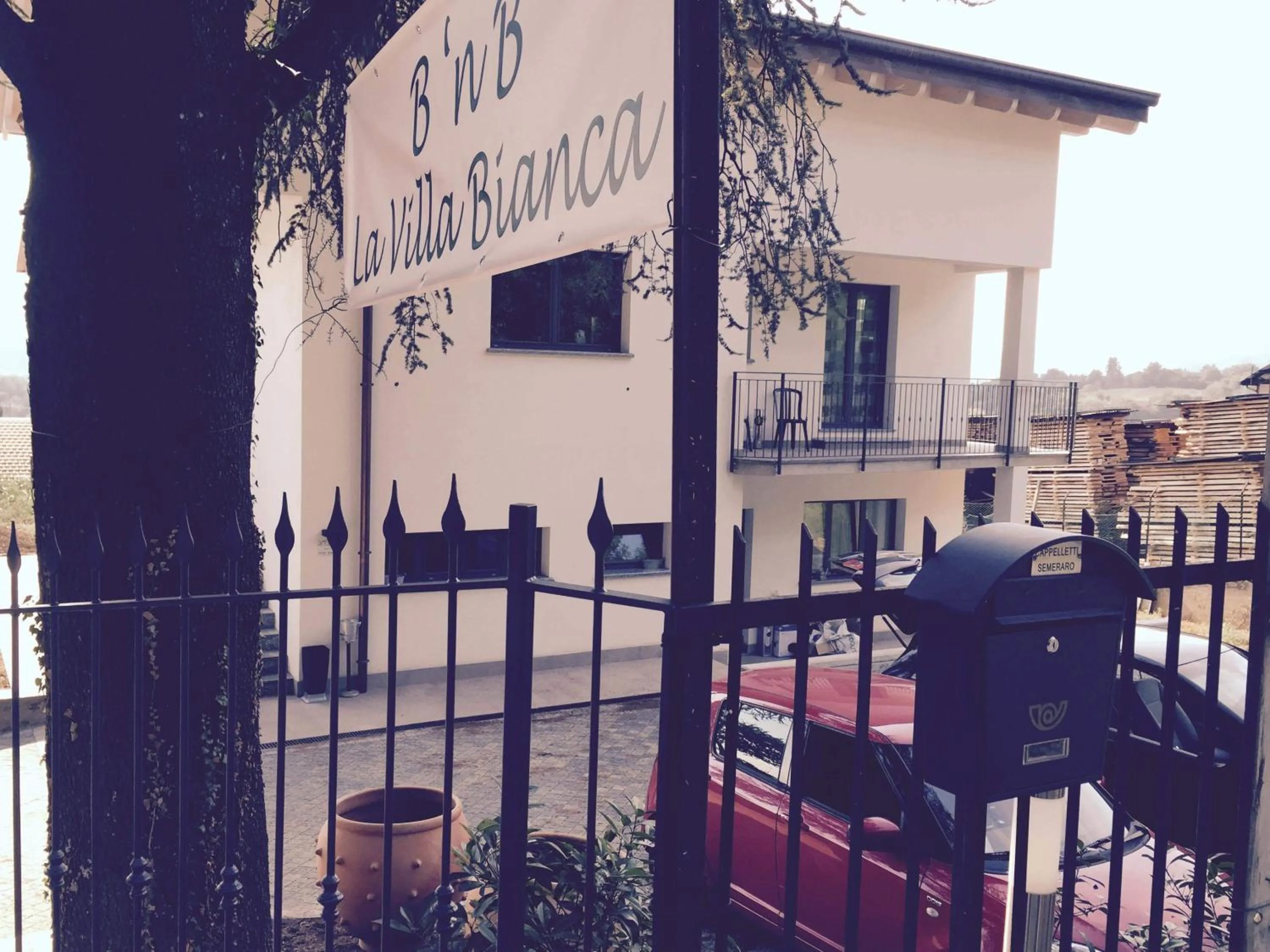 Facade/entrance in La Villa Bianca Guest house