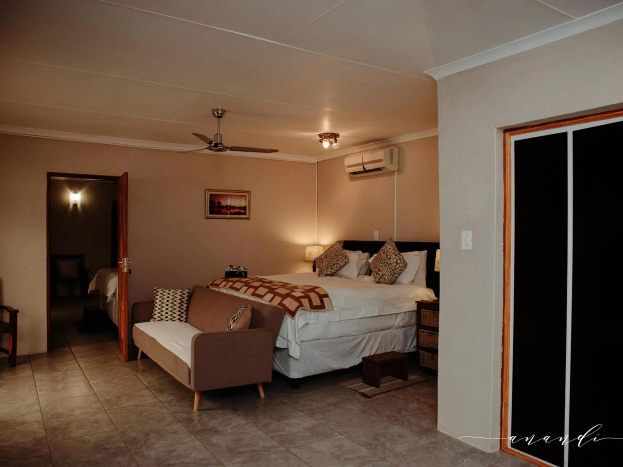 Photo of the whole room, Bed in Foreva Wild