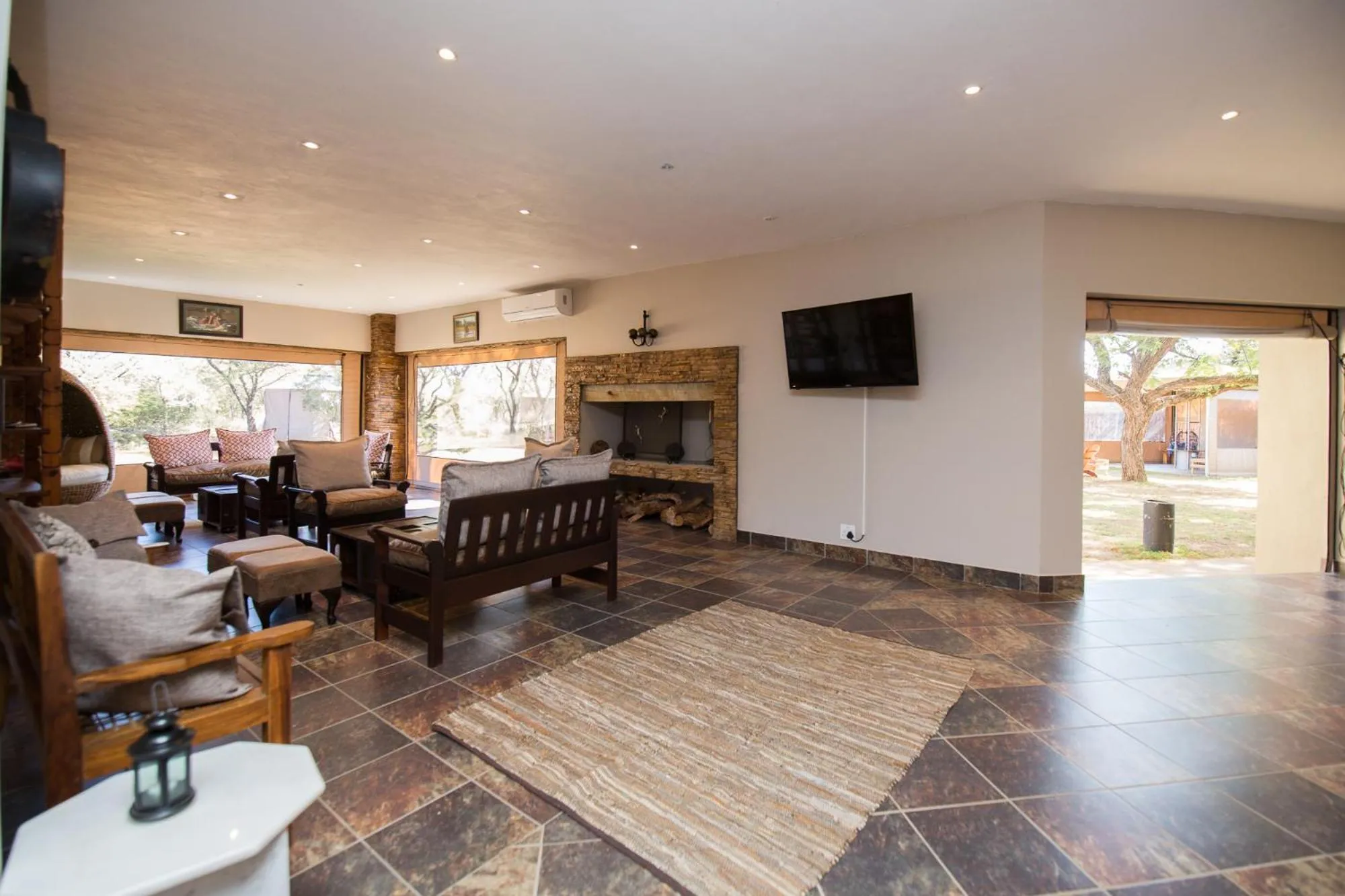 Communal lounge/ TV room in Foreva Wild