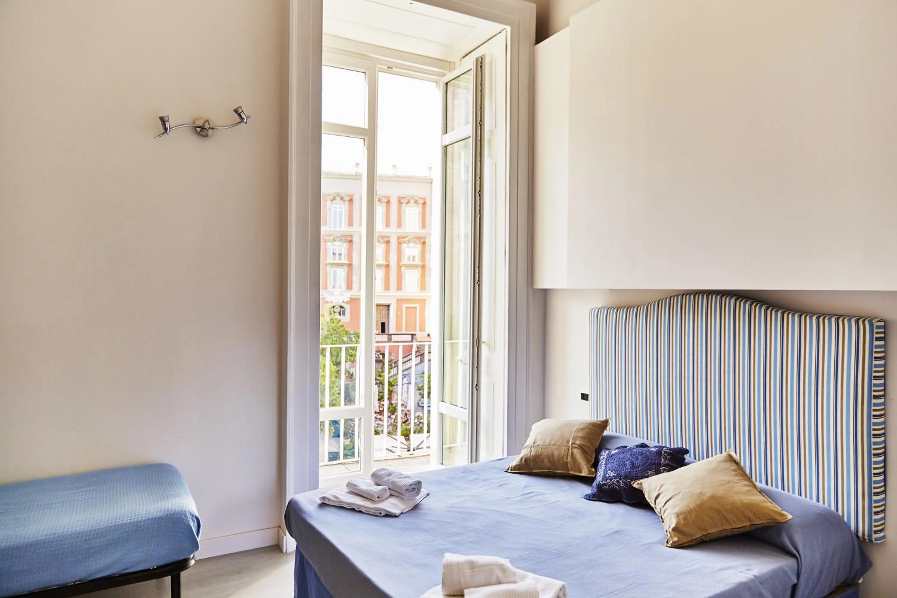 Landmark view, Bed in B&B Neapolis Bellini