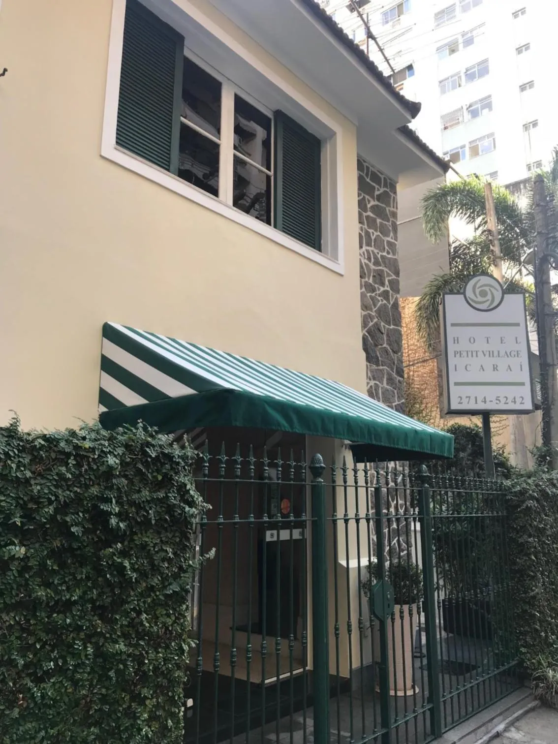 Facade/entrance in Hotel Petit Village Icaraí
