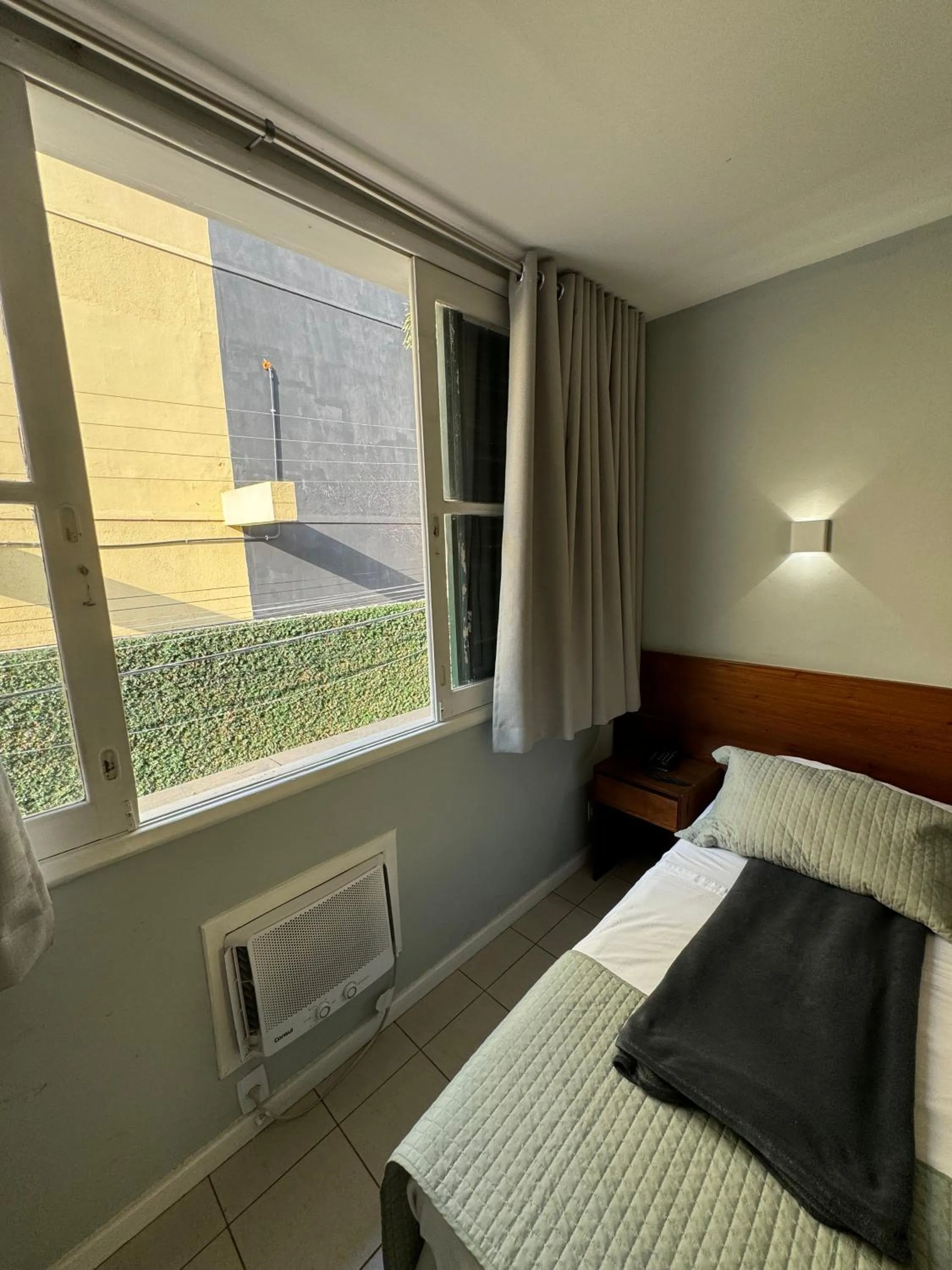 air conditioner, Bed in Hotel Petit Village Icaraí