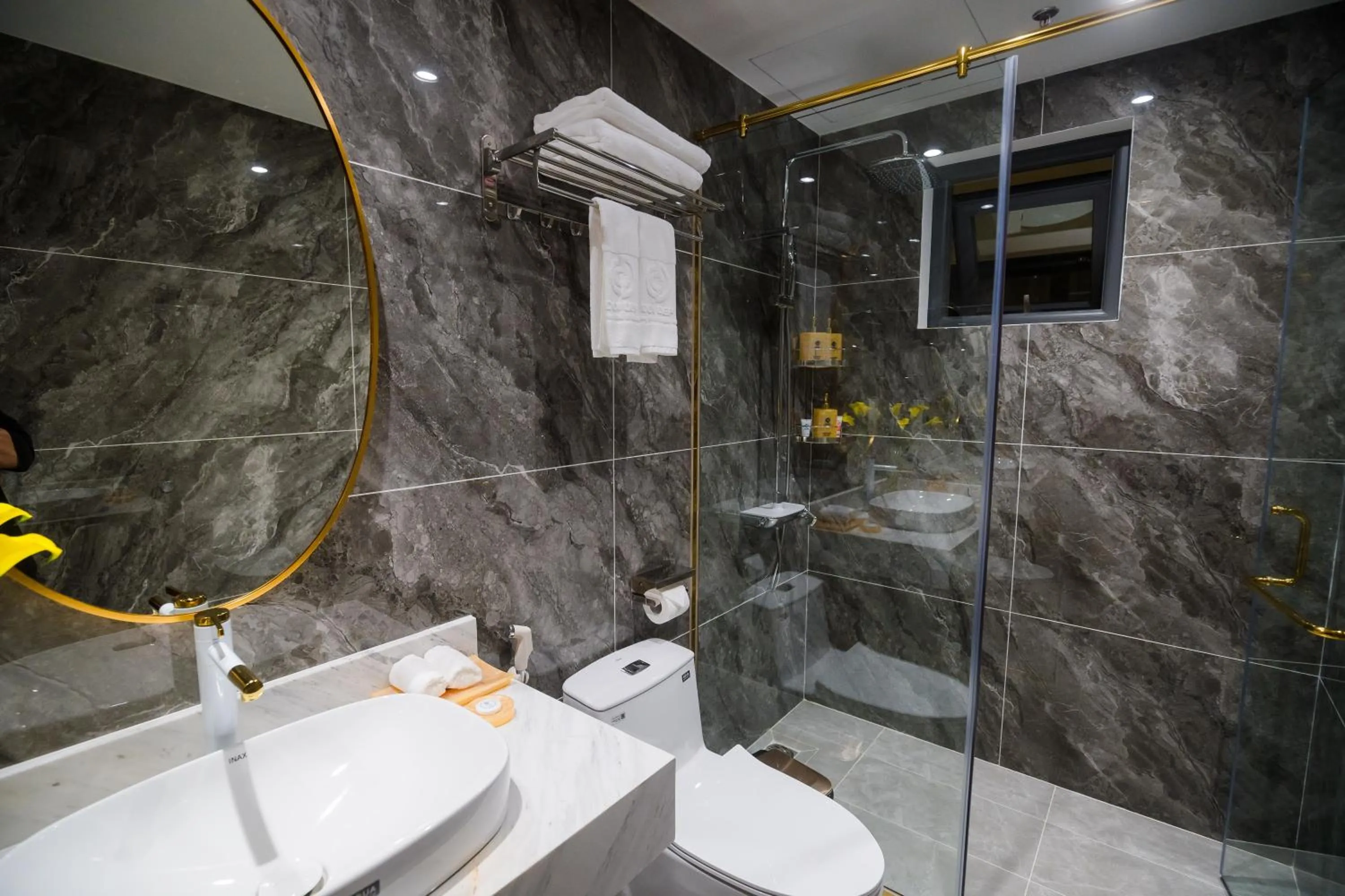 Shower in Sandals Mimosa