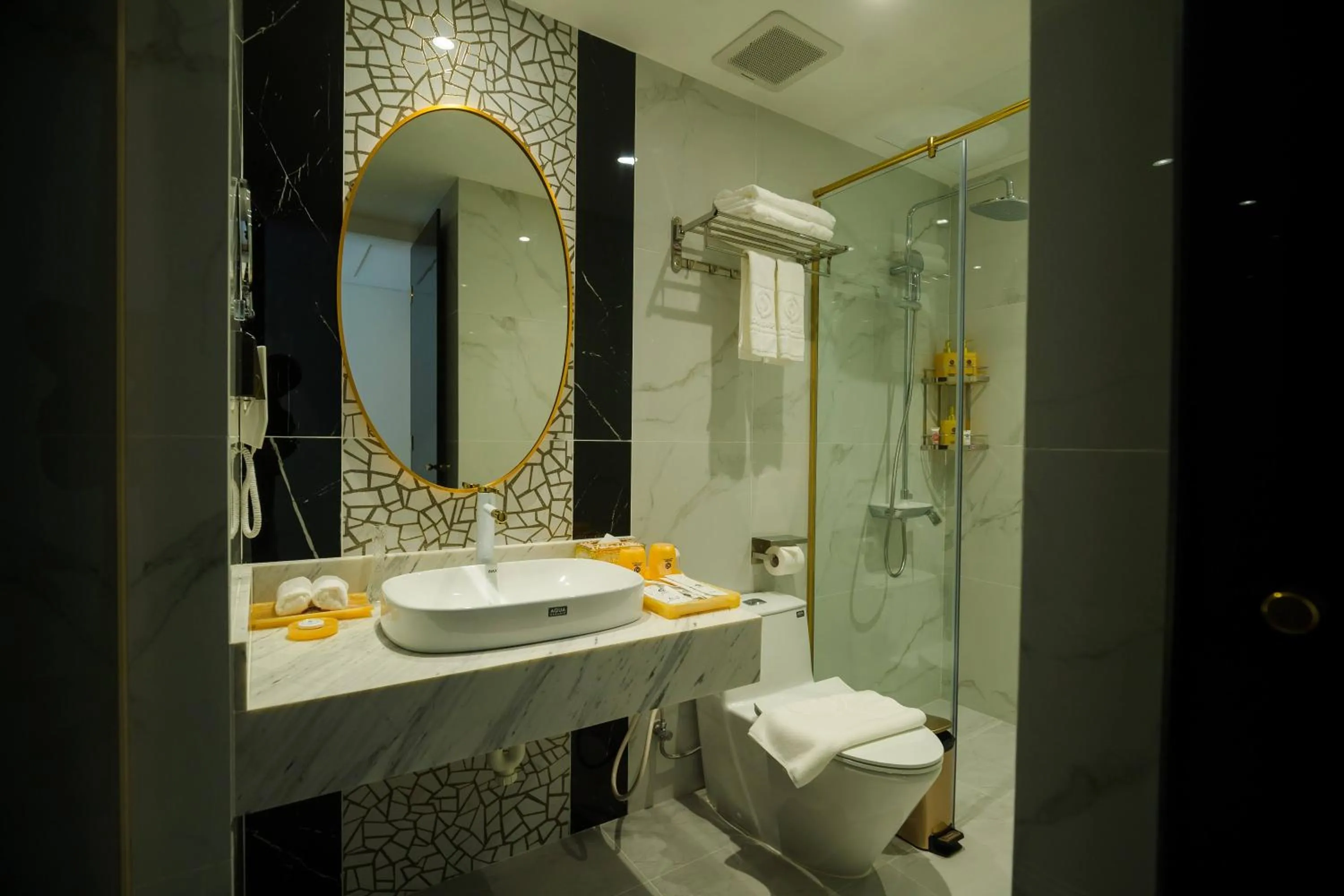 Shower in Sandals Mimosa