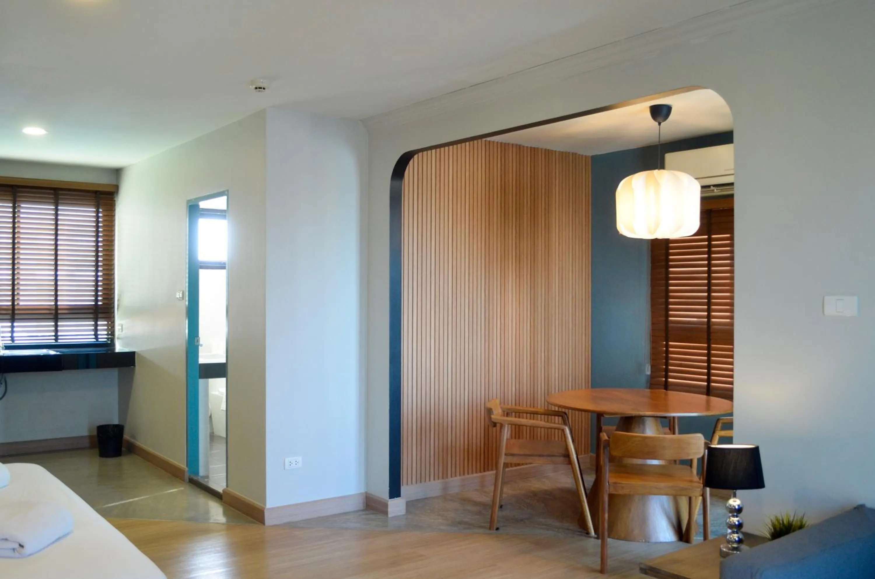 Living room, Bed in Suntria Hotel Pattaya