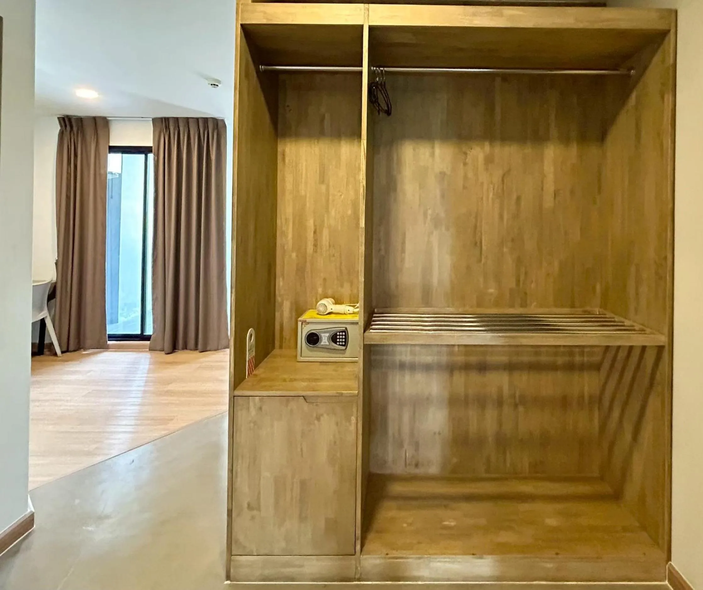 wardrobe in Suntria Hotel Pattaya