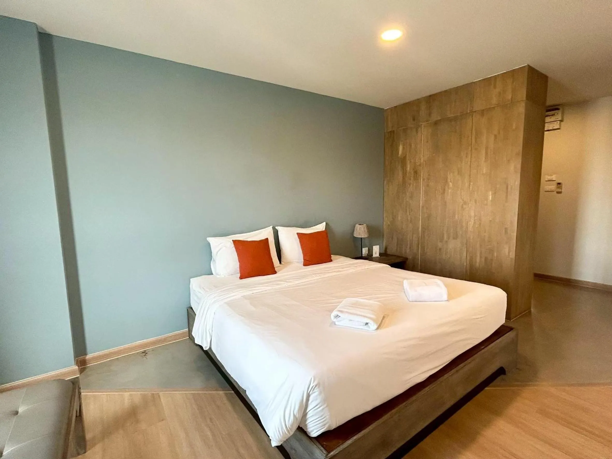 Photo of the whole room, Bed in Suntria Hotel Pattaya