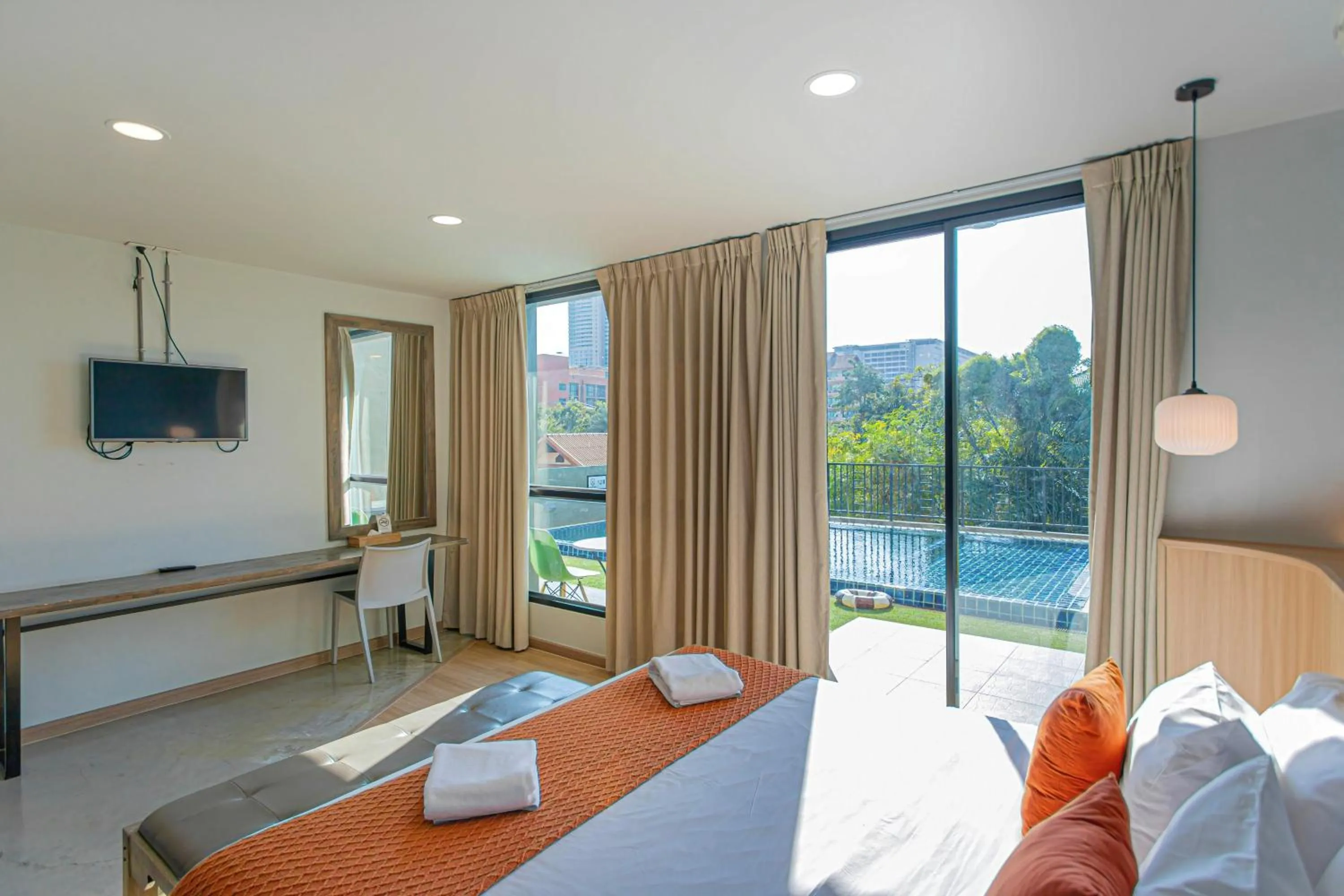 Photo of the whole room, Bed in Suntria Hotel Pattaya