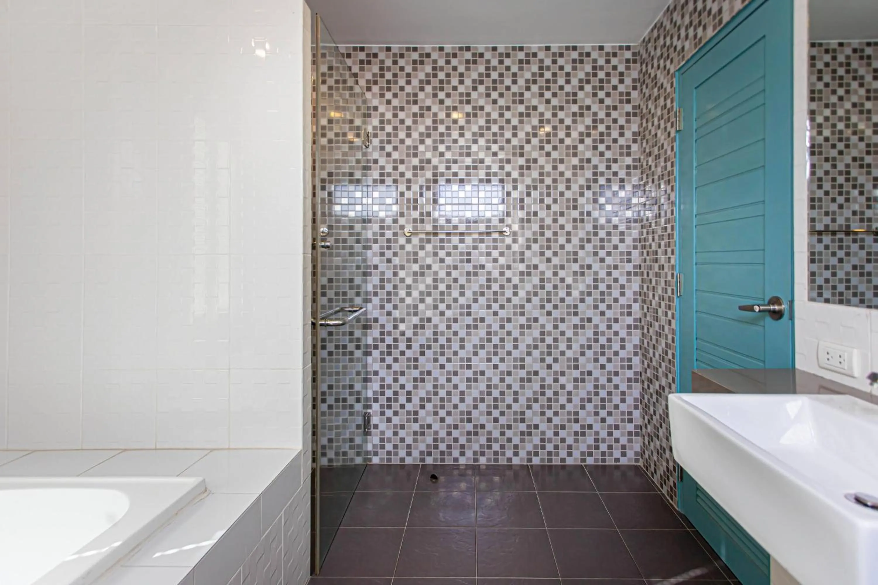 Shower in Suntria Hotel Pattaya