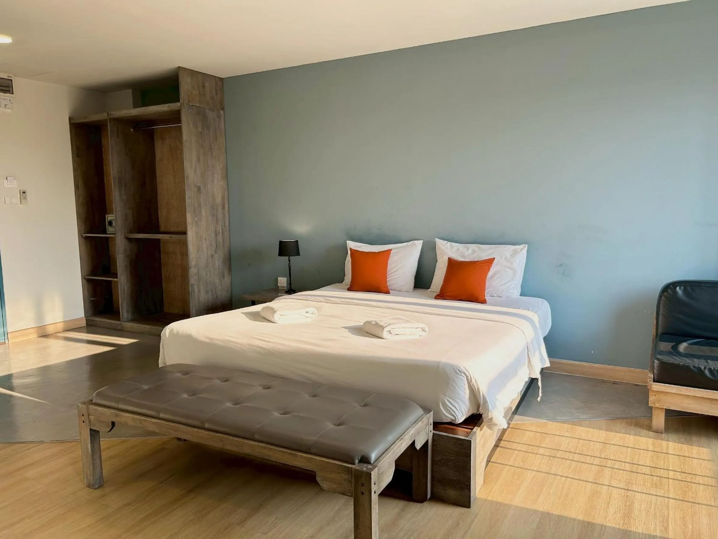 Photo of the whole room, Bed in Suntria Hotel Pattaya