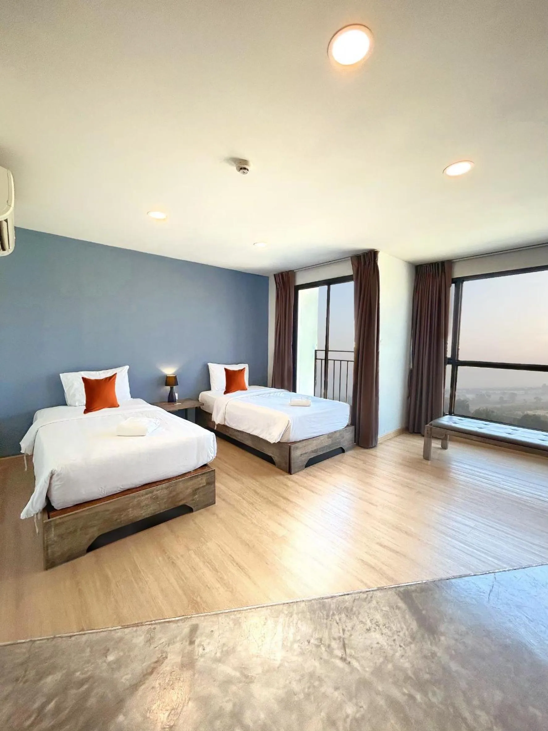 Photo of the whole room, Bed in Suntria Hotel Pattaya