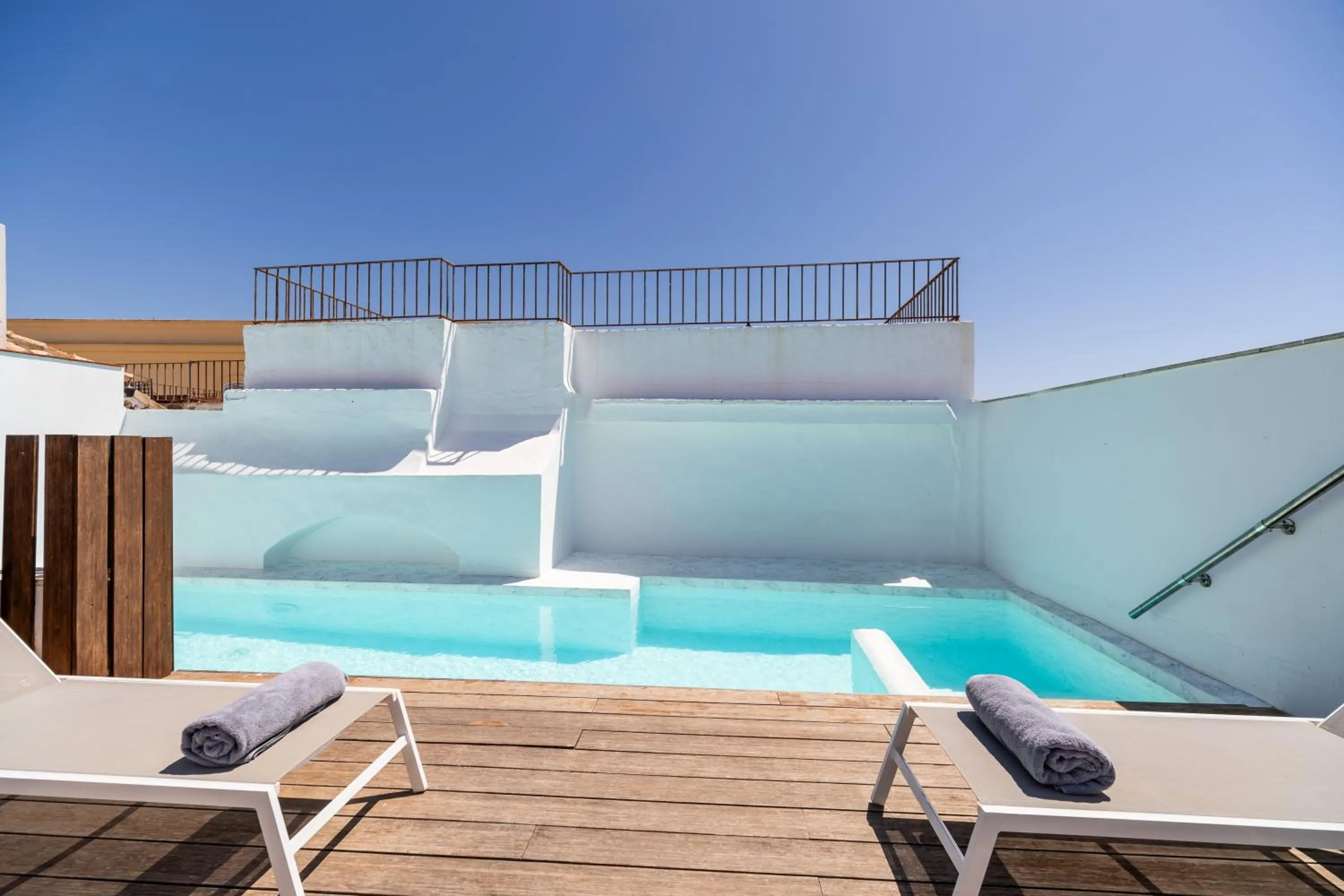 Swimming pool in Aristoy - by Grupo Tribu