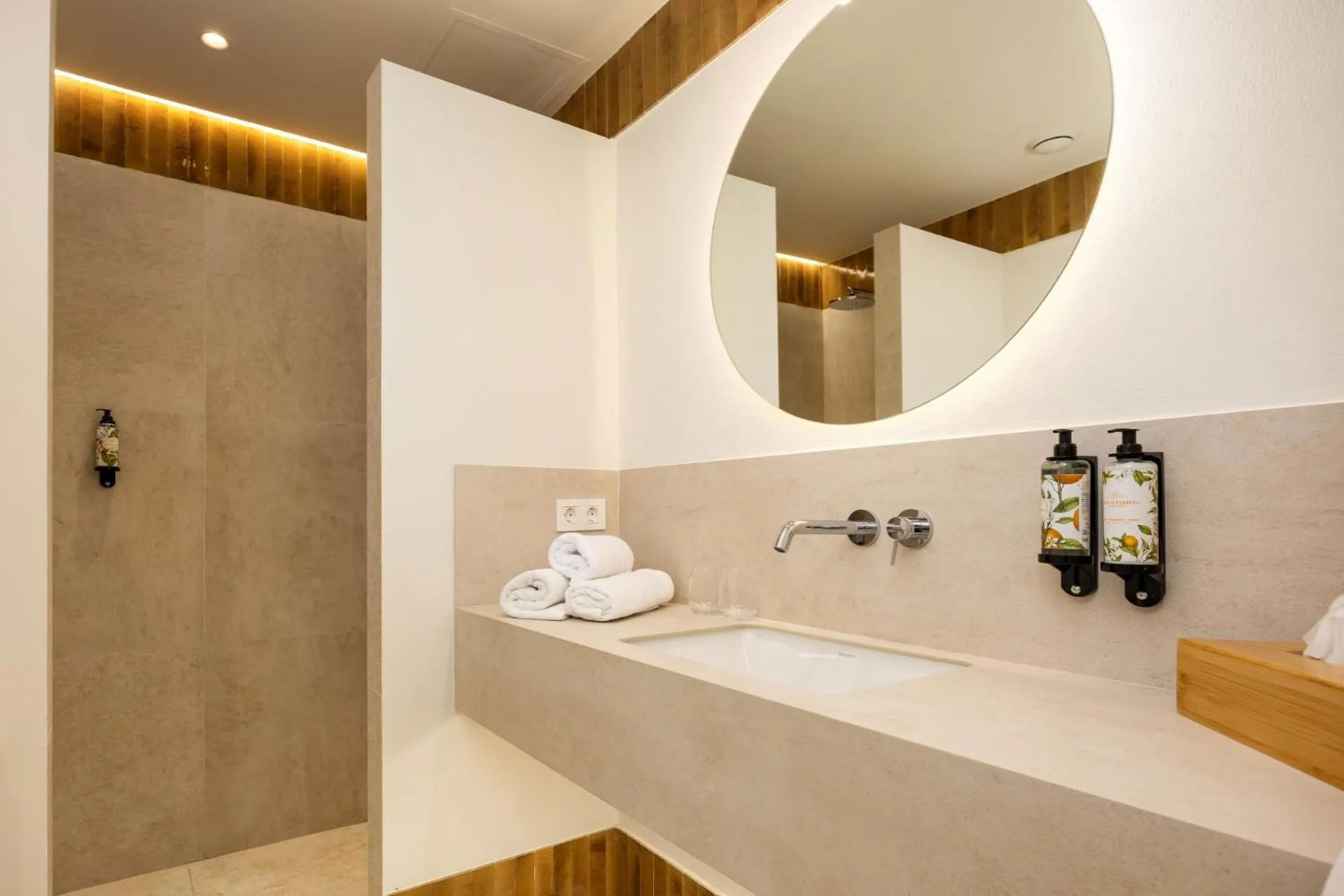 Bathroom in Aristoy - by Grupo Tribu