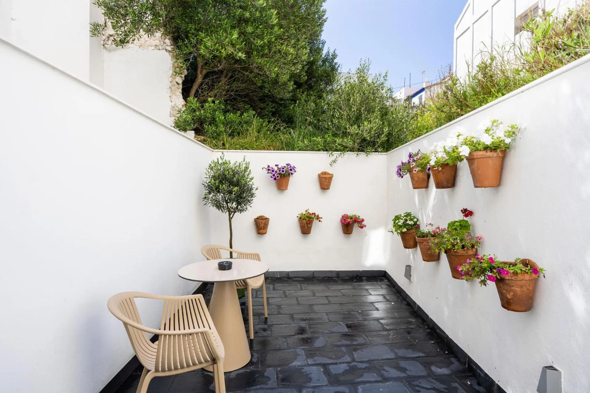 Patio in Aristoy - by Grupo Tribu