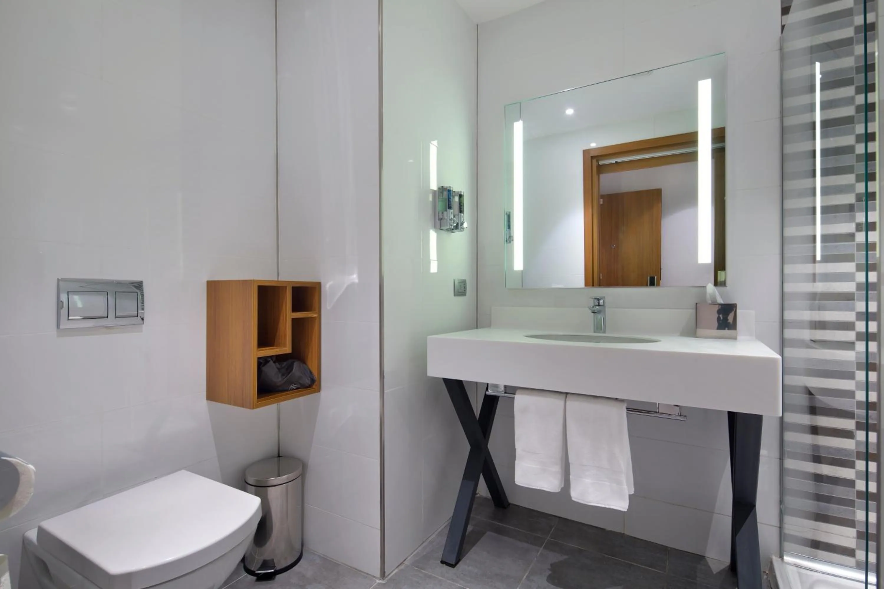 Bathroom in Hampton By Hilton Kocaeli Symbol