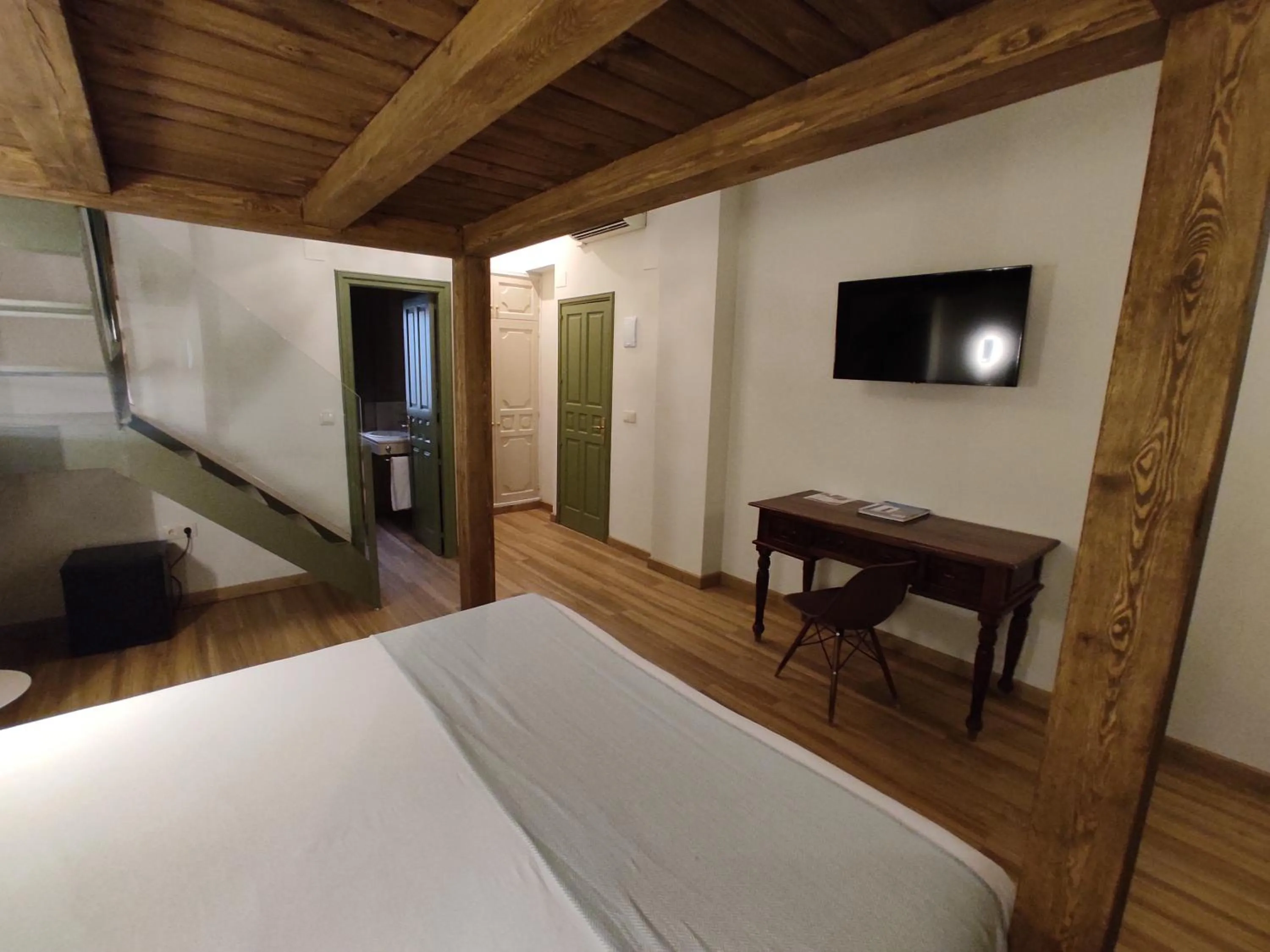 Bed in Hotel Leonor de Aquitania