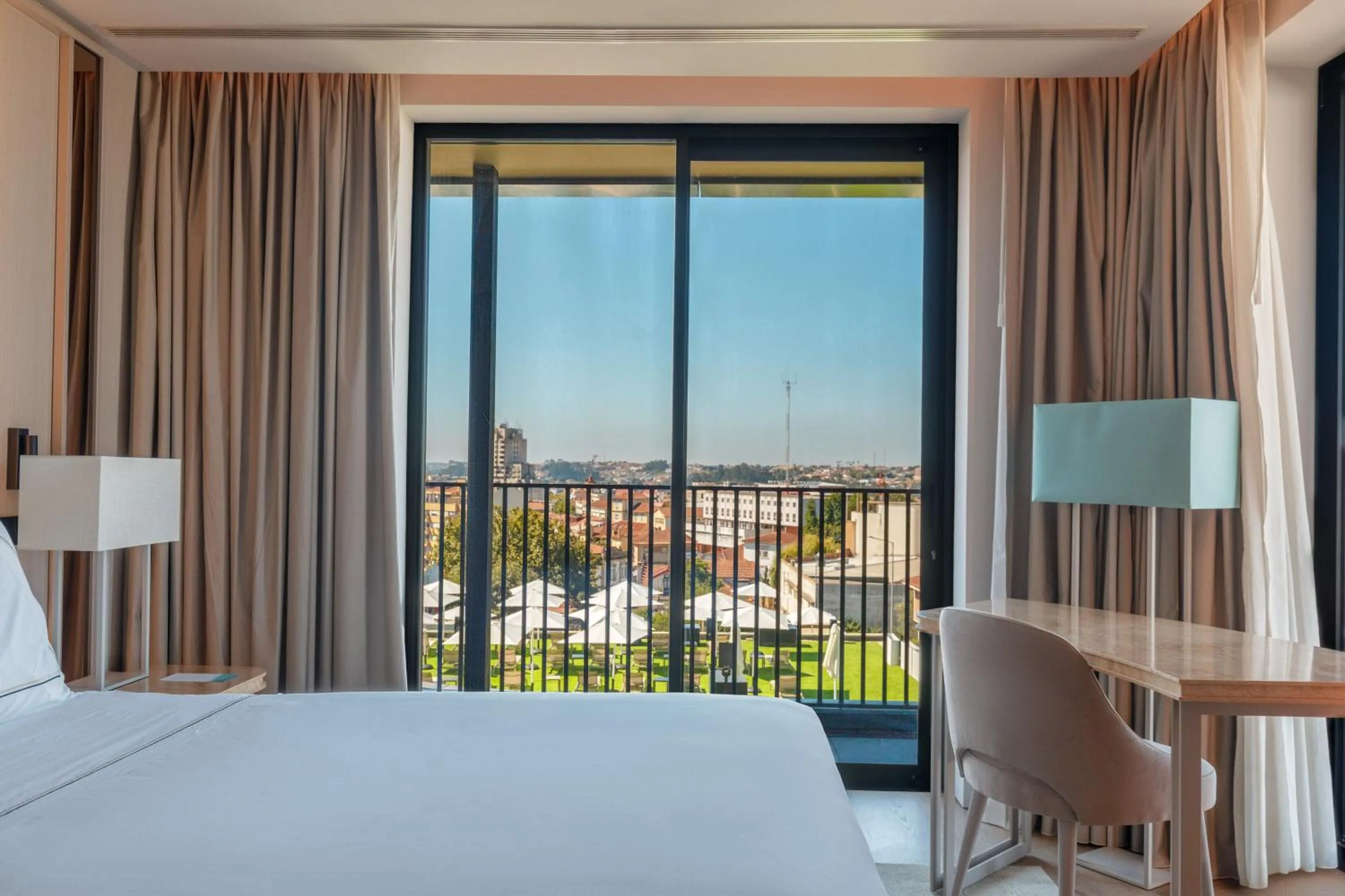 Property building, Bed in Meliá São João da Madeira