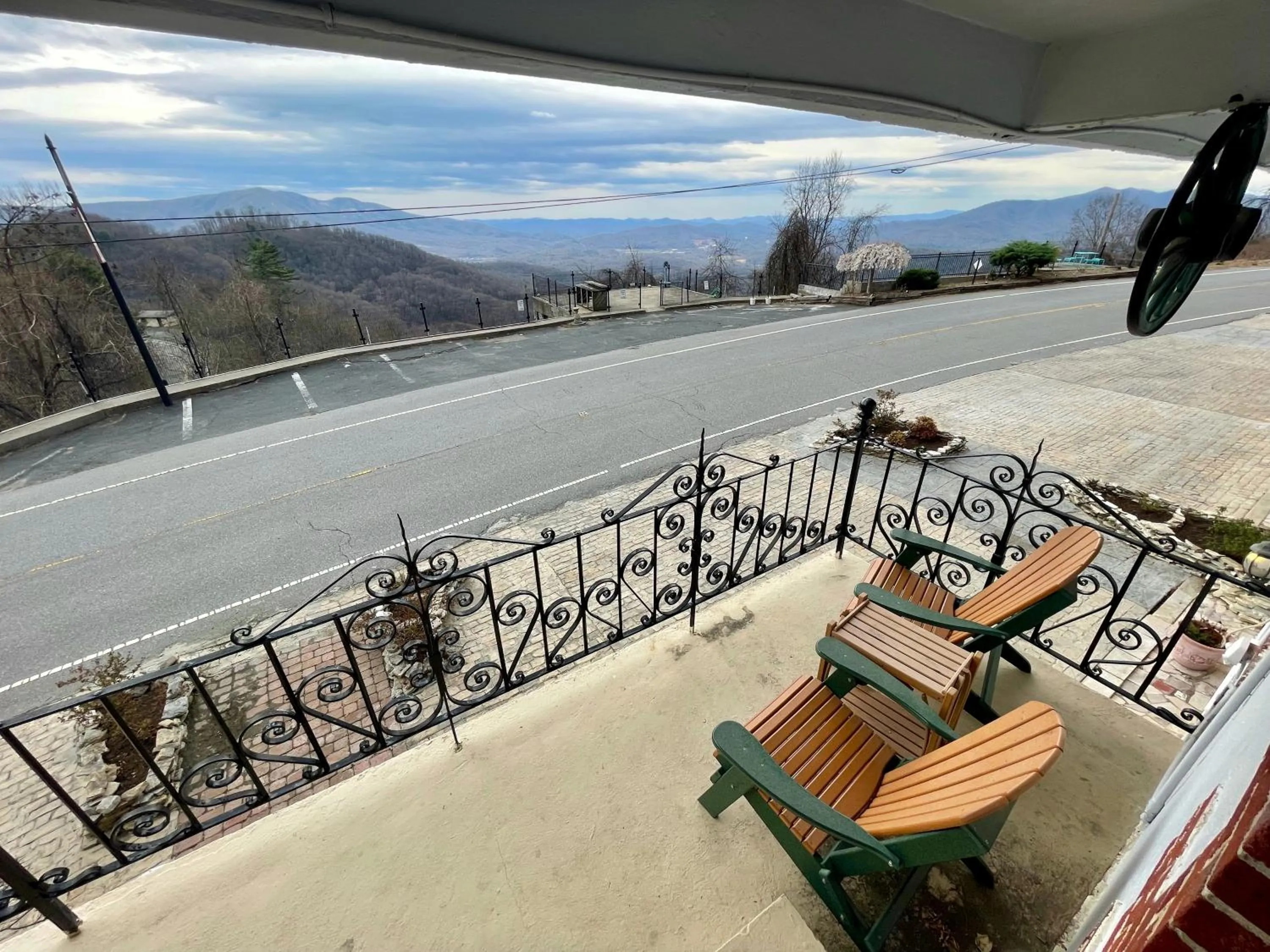 Balcony/Terrace in Skyline Village Inn