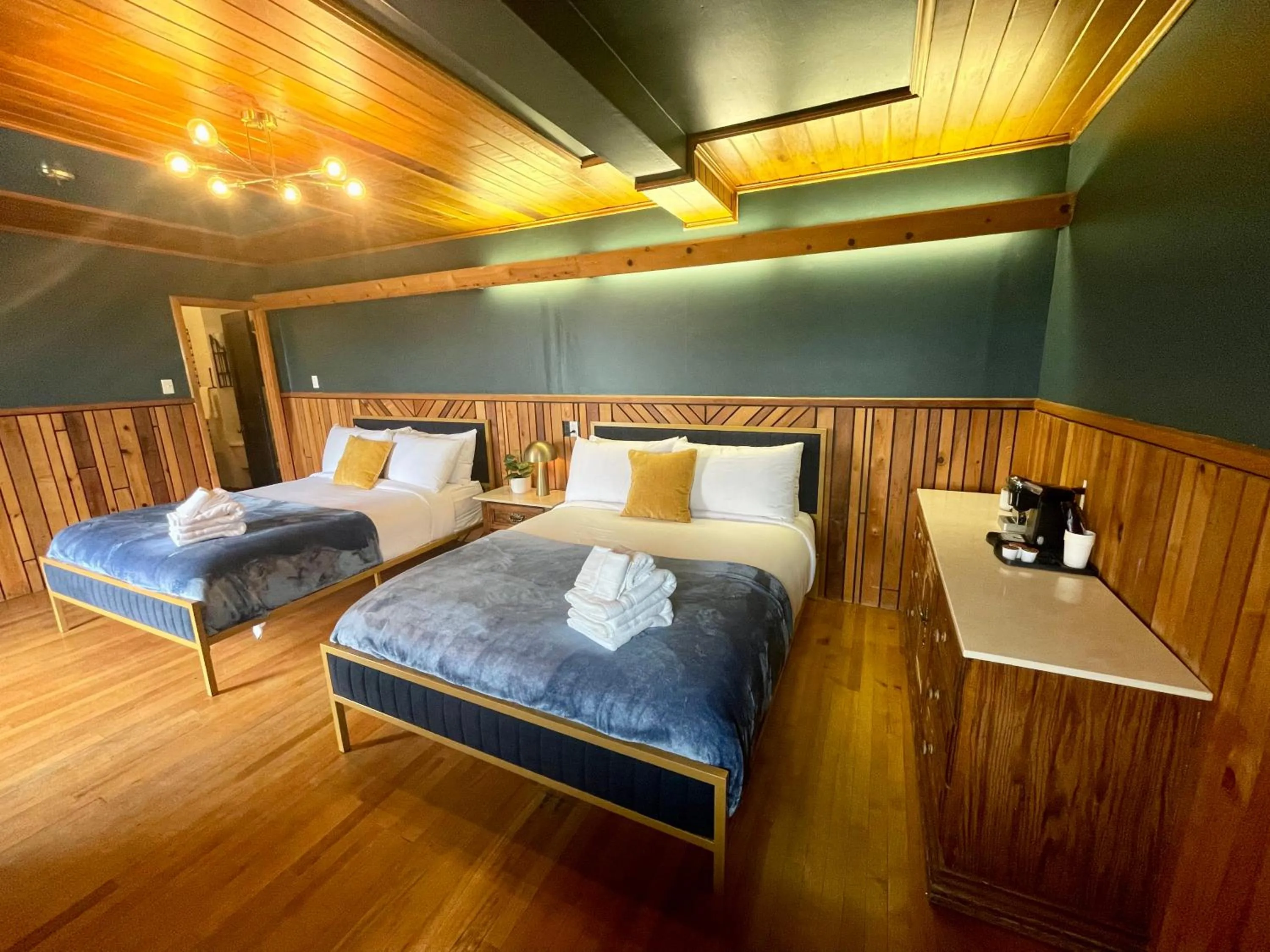 Bed in Skyline Village Inn