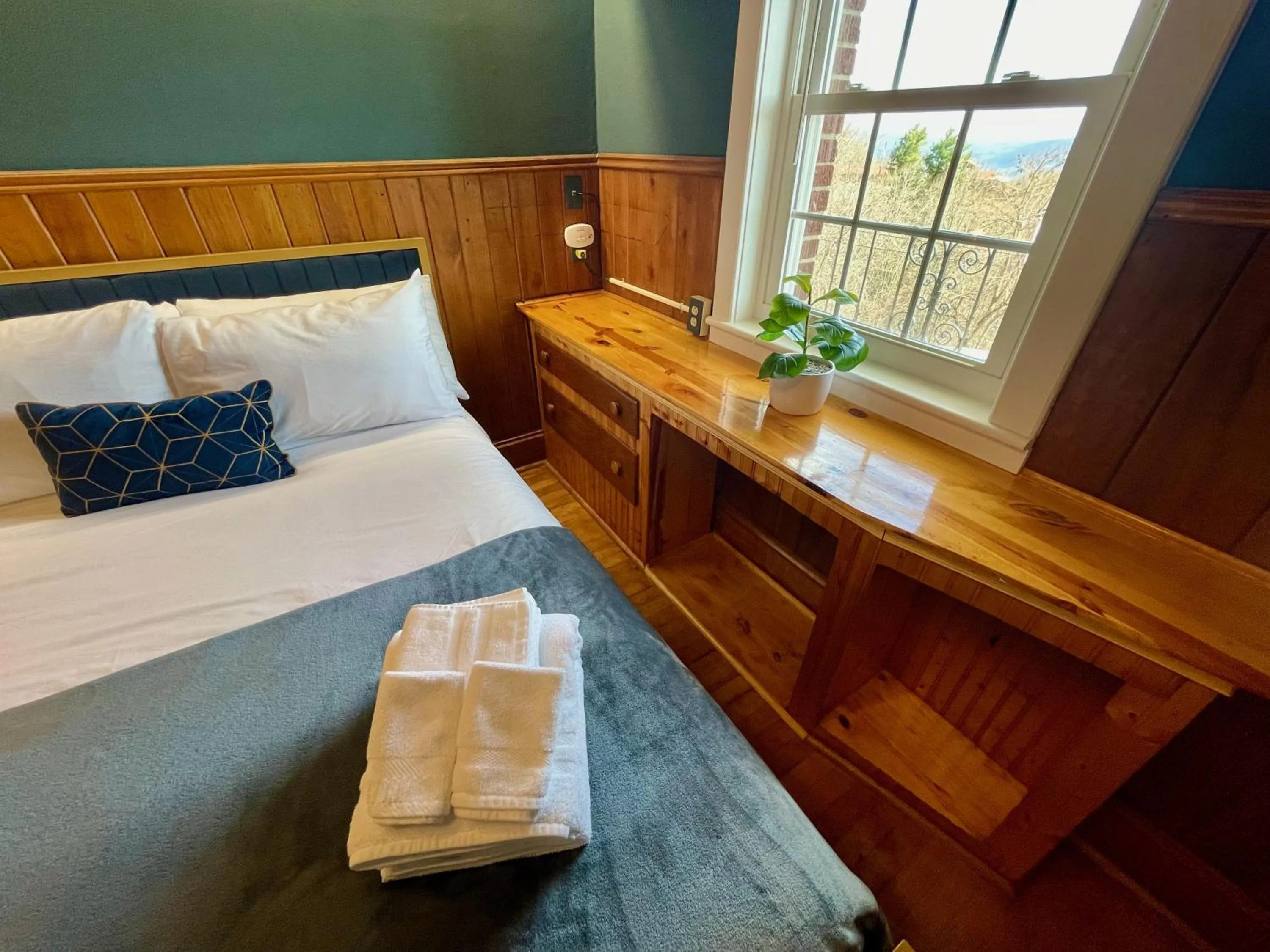 Bed in Skyline Village Inn