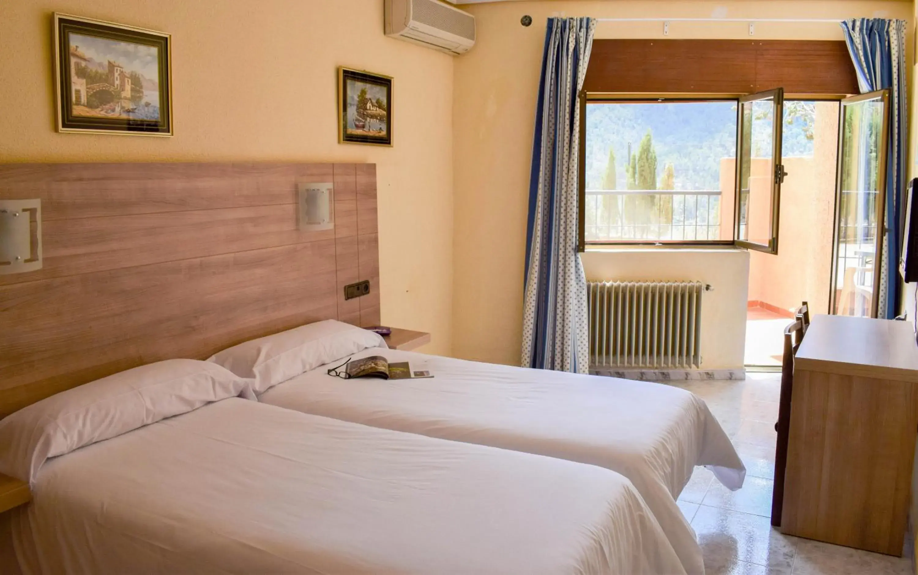 Budget Double Room - single occupancy in Hotel Restaurante Felipe II Budget Double Room - single occupancy in Hotel Restaurante Felipe II