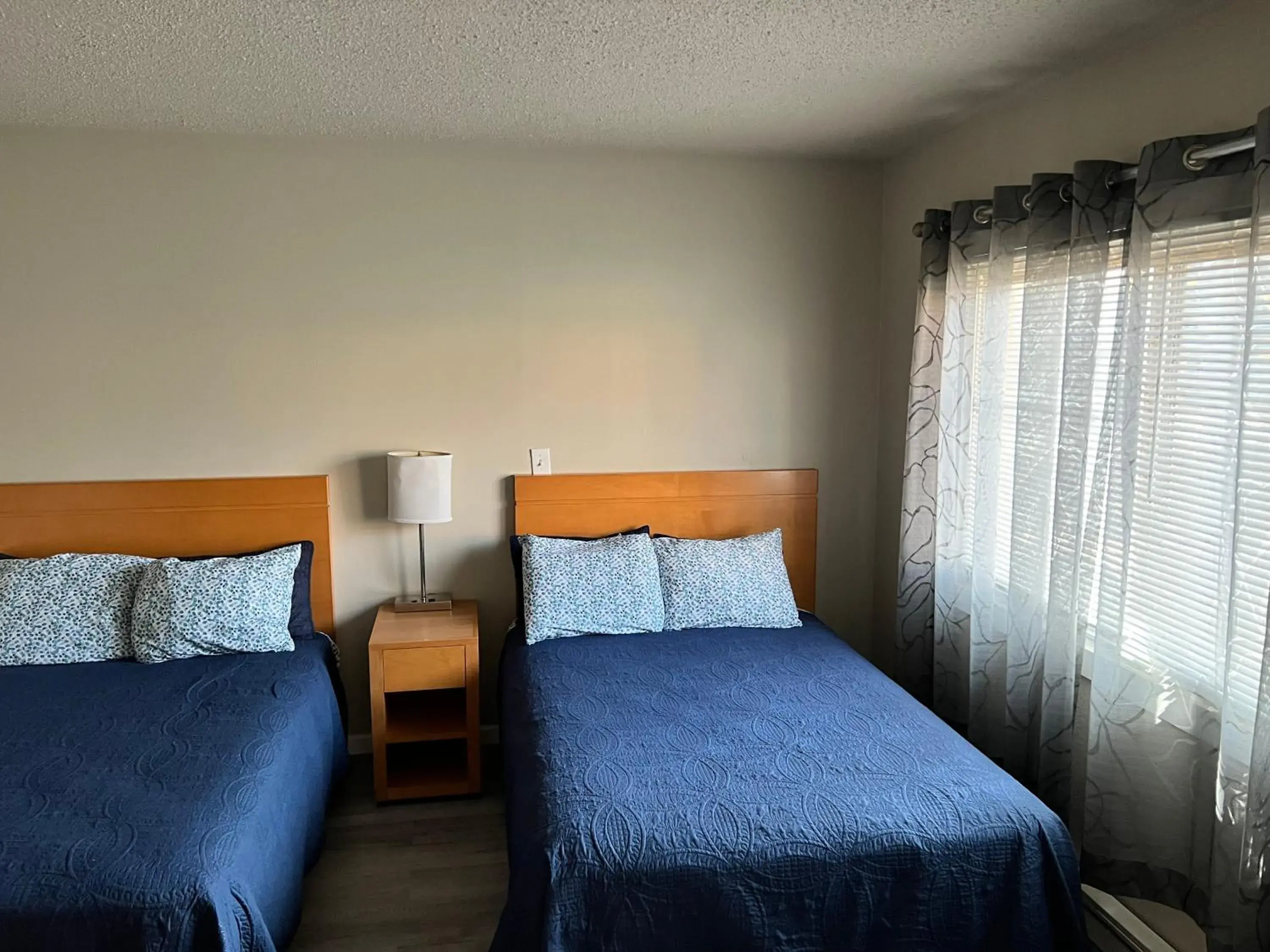 Budget Double Room in Garden of the Gods Motel Budget Double Room in Garden of the Gods Motel