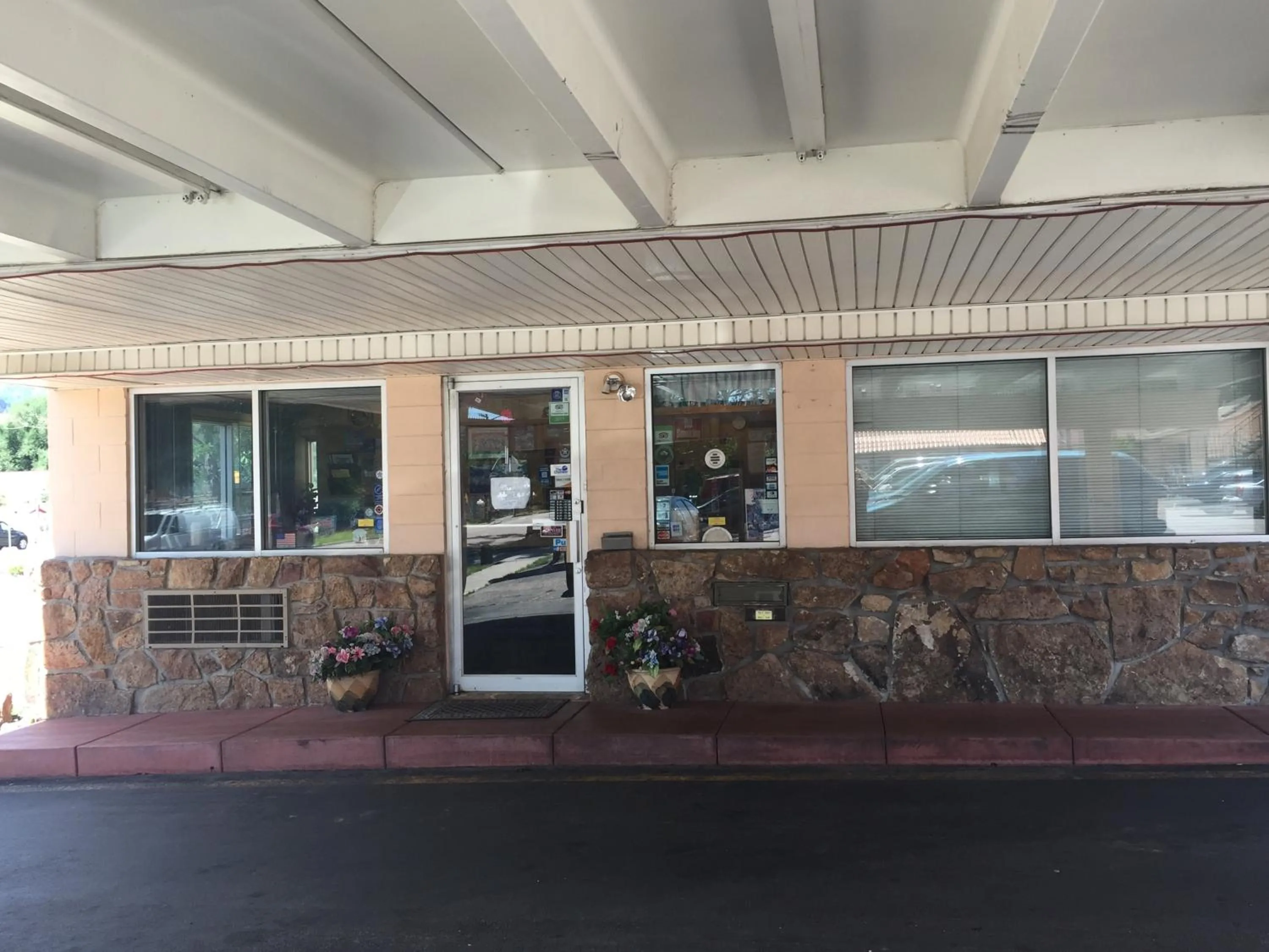 Facade/entrance in Garden of the Gods Motel