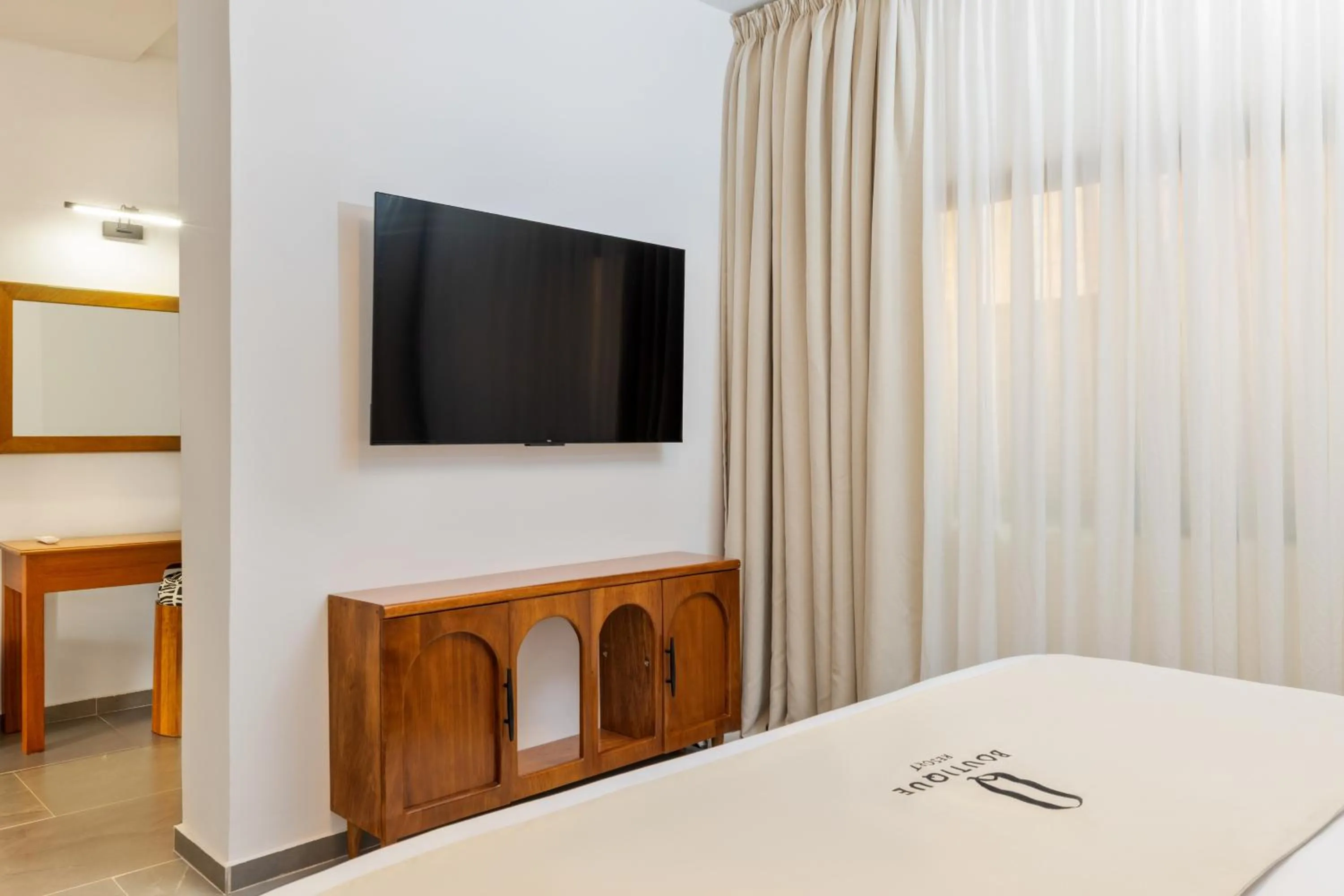 TV and multimedia, Bed in Q Boutique Resort Malindi