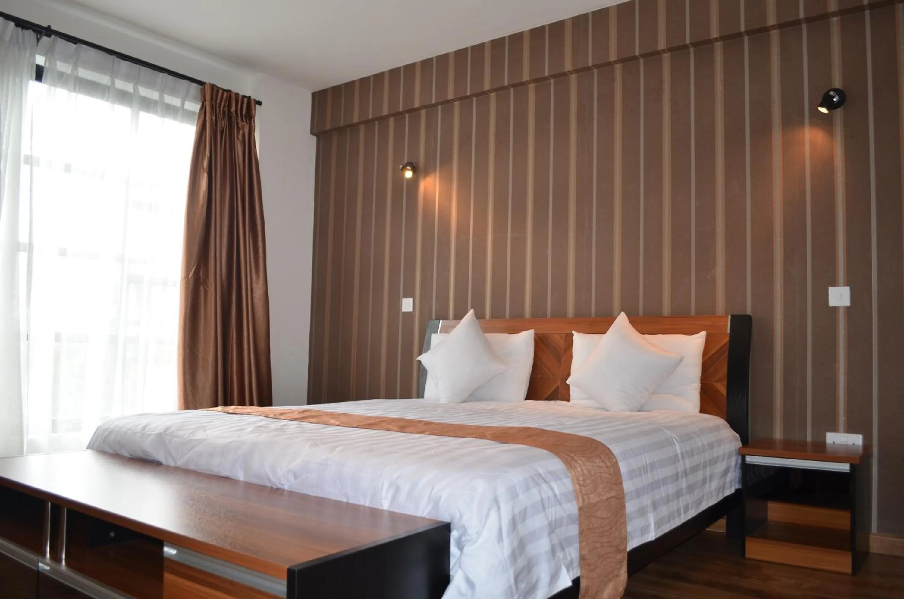 Restaurant/places to eat, Bed in We Hotel and Suites