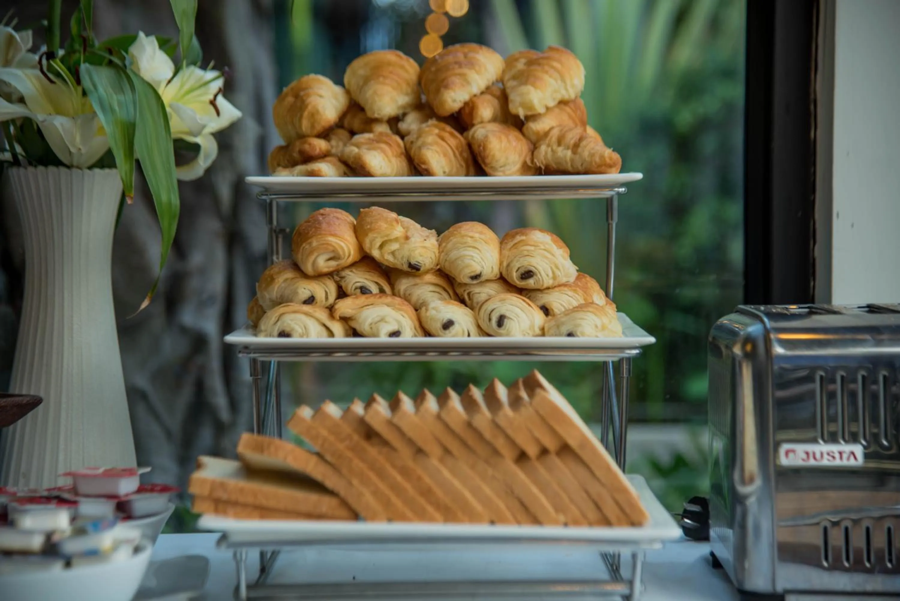 Restaurant/places to eat in King Rock Boutique Hotel