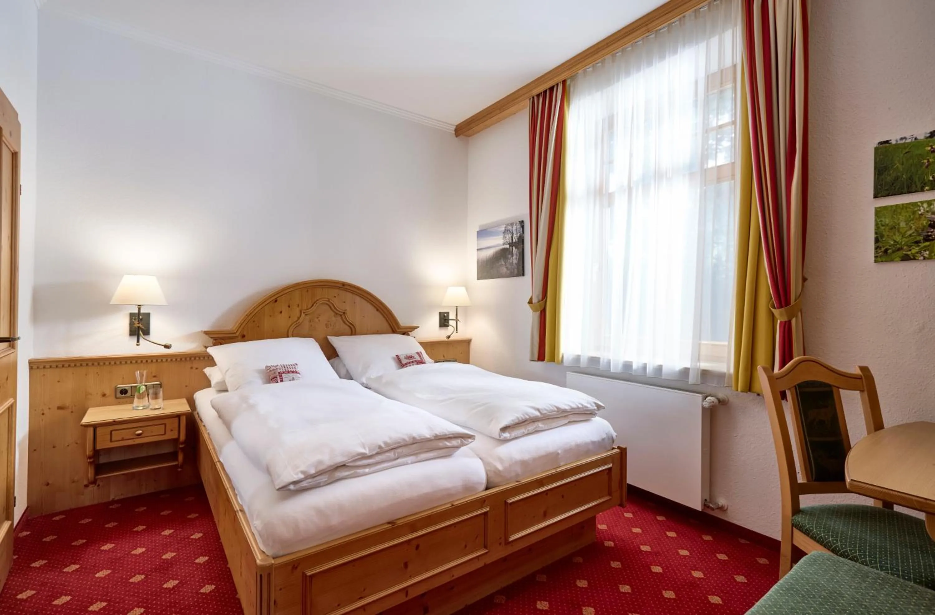 Bedroom, Bed in Hotel Alpenhof - ruhige Wohlfühloase zwischen München, dem Fünf-Seenland und den Bergen, in S-Bahnnähe