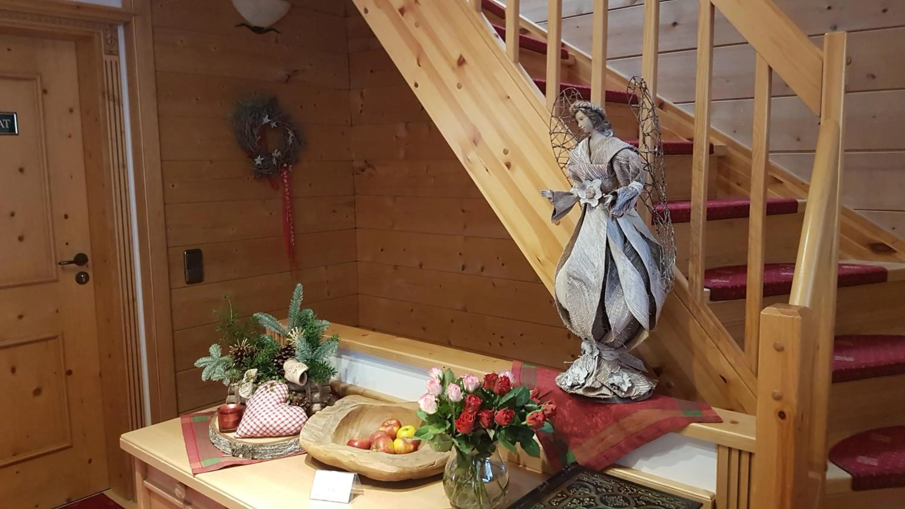 Facade/entrance in Hotel Alpenhof - ruhige Wohlfühloase zwischen München, dem Fünf-Seenland und den Bergen, in S-Bahnnähe