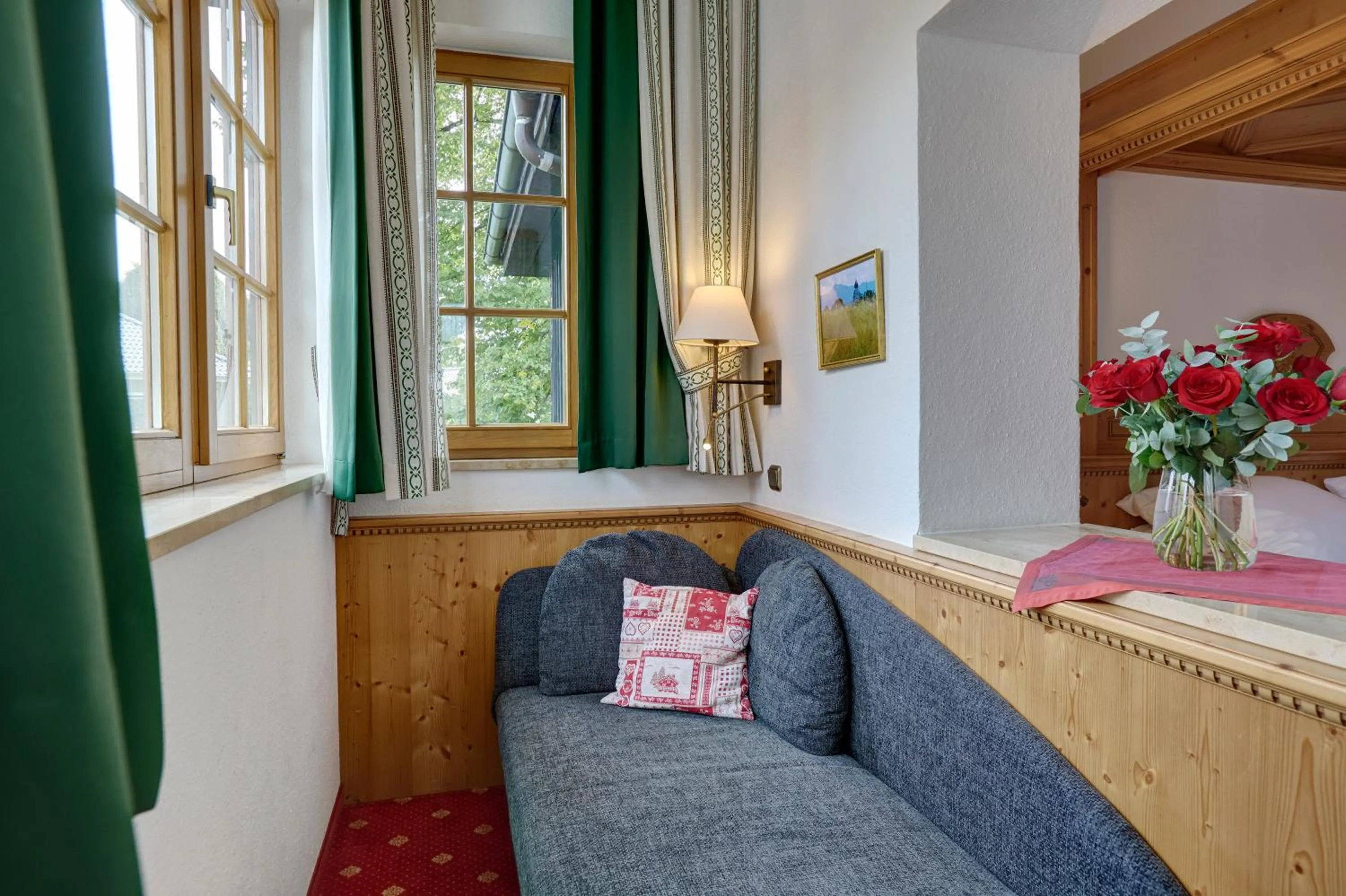 Seating area in Hotel Alpenhof - ruhige Wohlfühloase zwischen München, dem Fünf-Seenland und den Bergen, in S-Bahnnähe