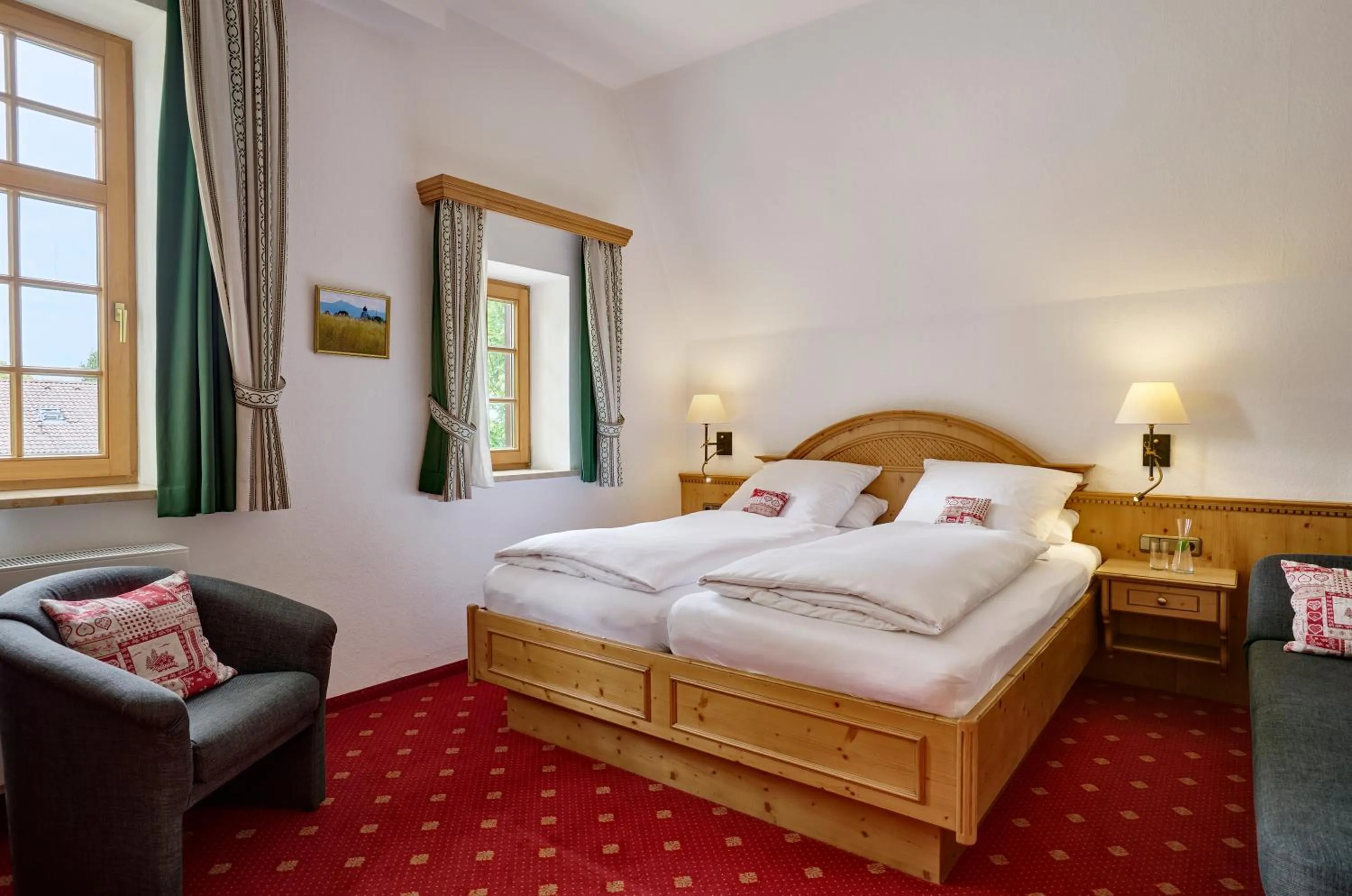 Photo of the whole room, Bed in Hotel Alpenhof - ruhige Wohlfühloase zwischen München, dem Fünf-Seenland und den Bergen, in S-Bahnnähe