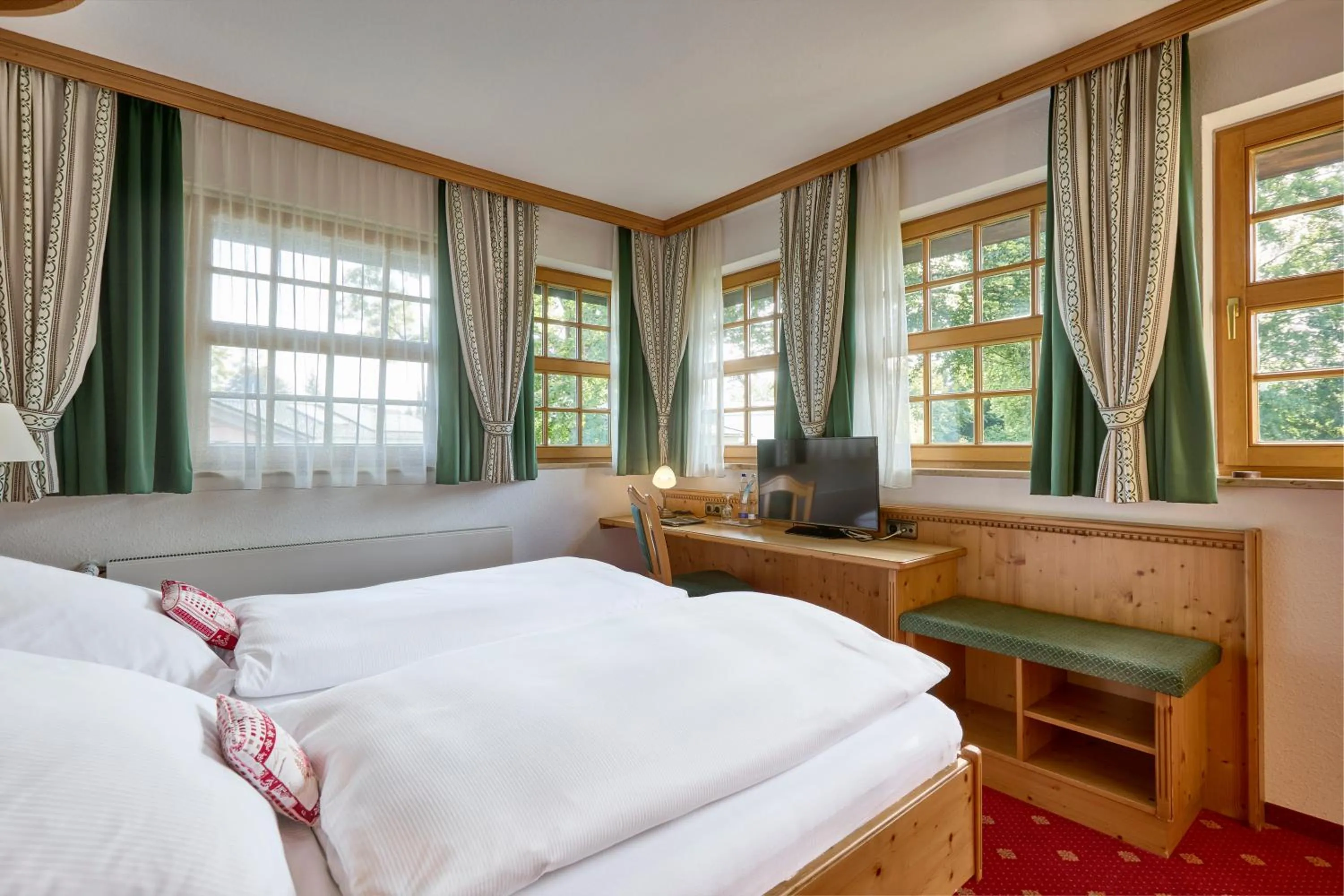 Photo of the whole room, Bed in Hotel Alpenhof - ruhige Wohlfühloase zwischen München, dem Fünf-Seenland und den Bergen, in S-Bahnnähe