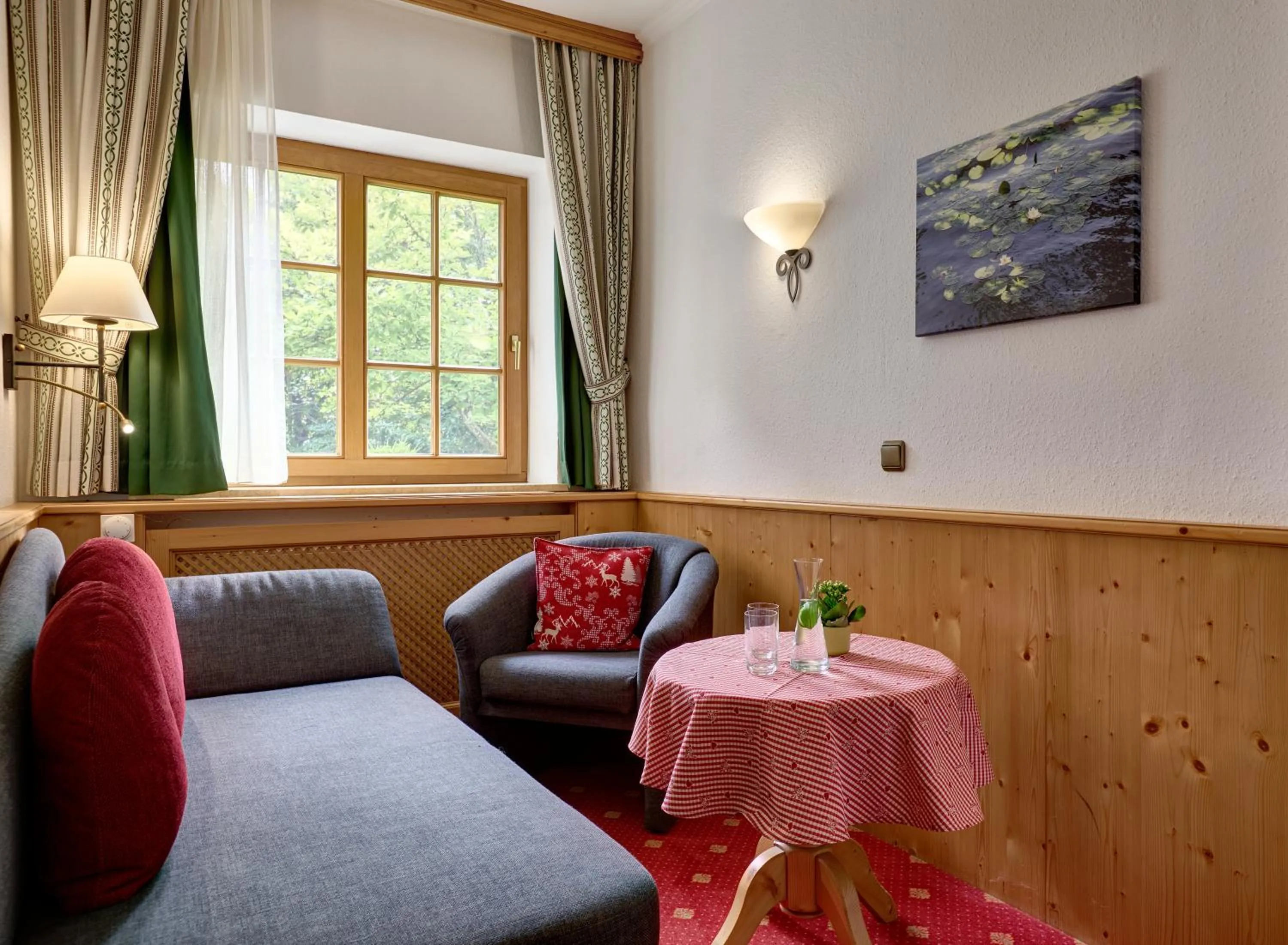 Seating area in Hotel Alpenhof - ruhige Wohlfühloase zwischen München, dem Fünf-Seenland und den Bergen, in S-Bahnnähe