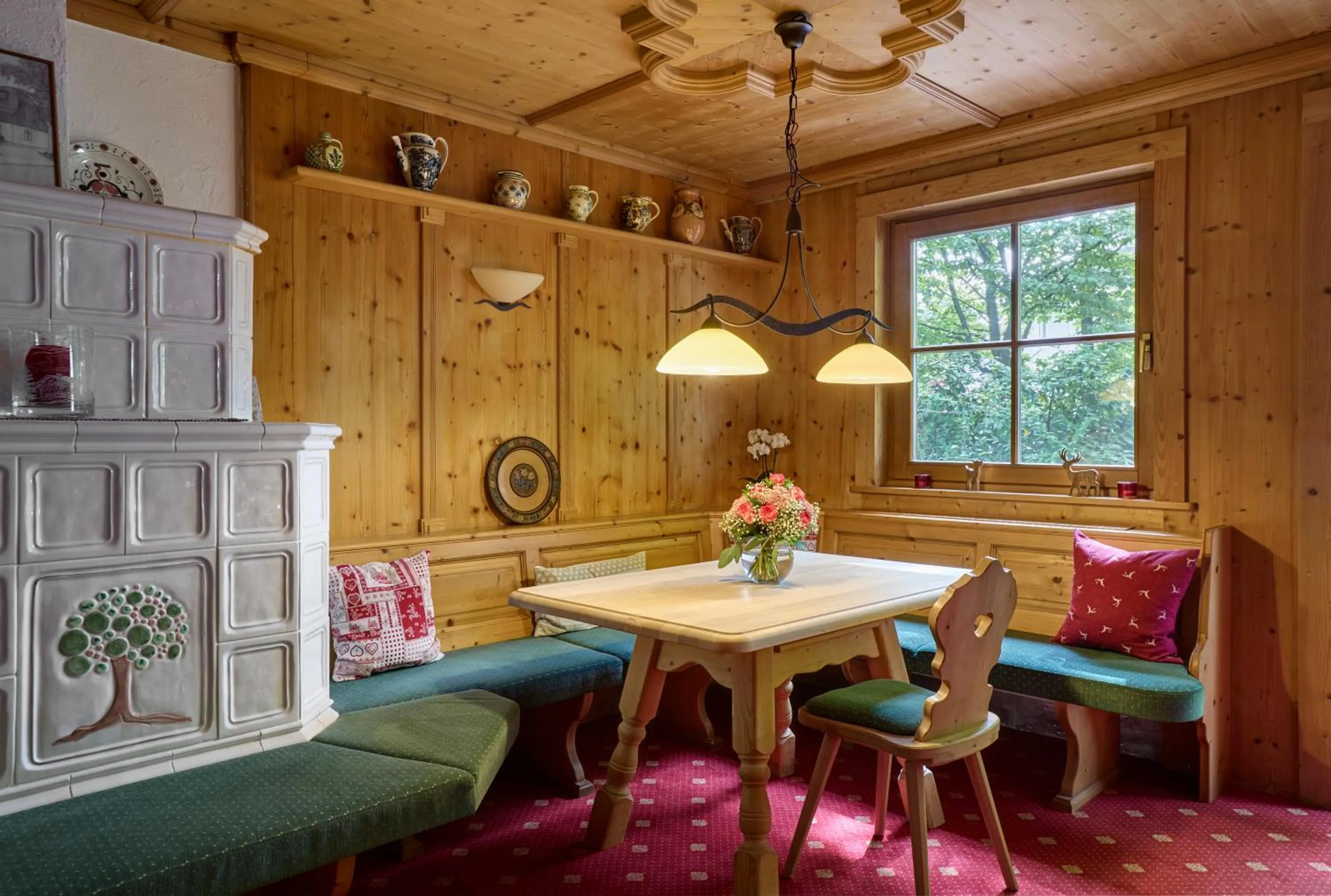 Communal lounge/ TV room in Hotel Alpenhof - ruhige Wohlfühloase zwischen München, dem Fünf-Seenland und den Bergen, in S-Bahnnähe