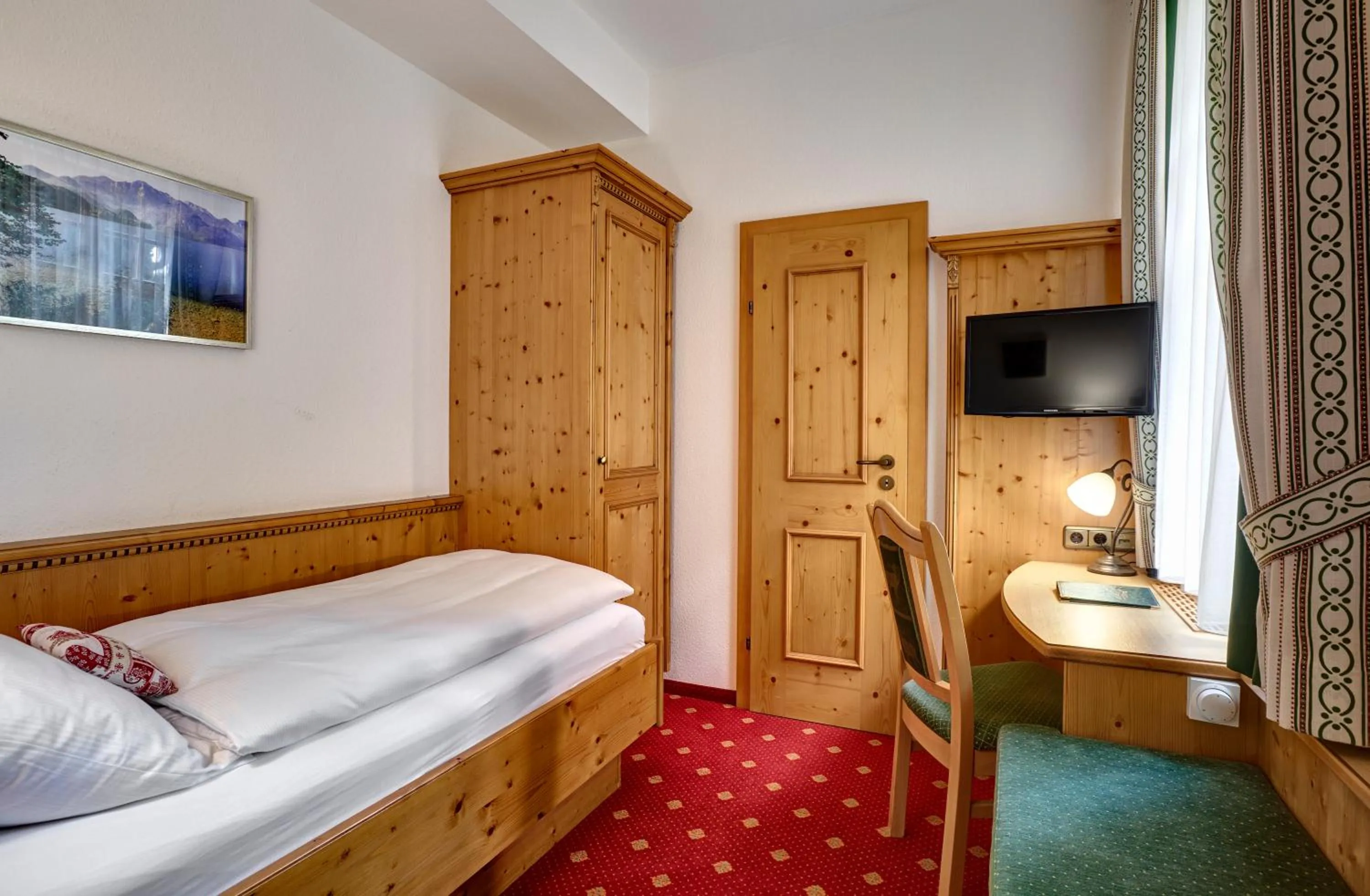Photo of the whole room, Bed in Hotel Alpenhof - ruhige Wohlfühloase zwischen München, dem Fünf-Seenland und den Bergen, in S-Bahnnähe