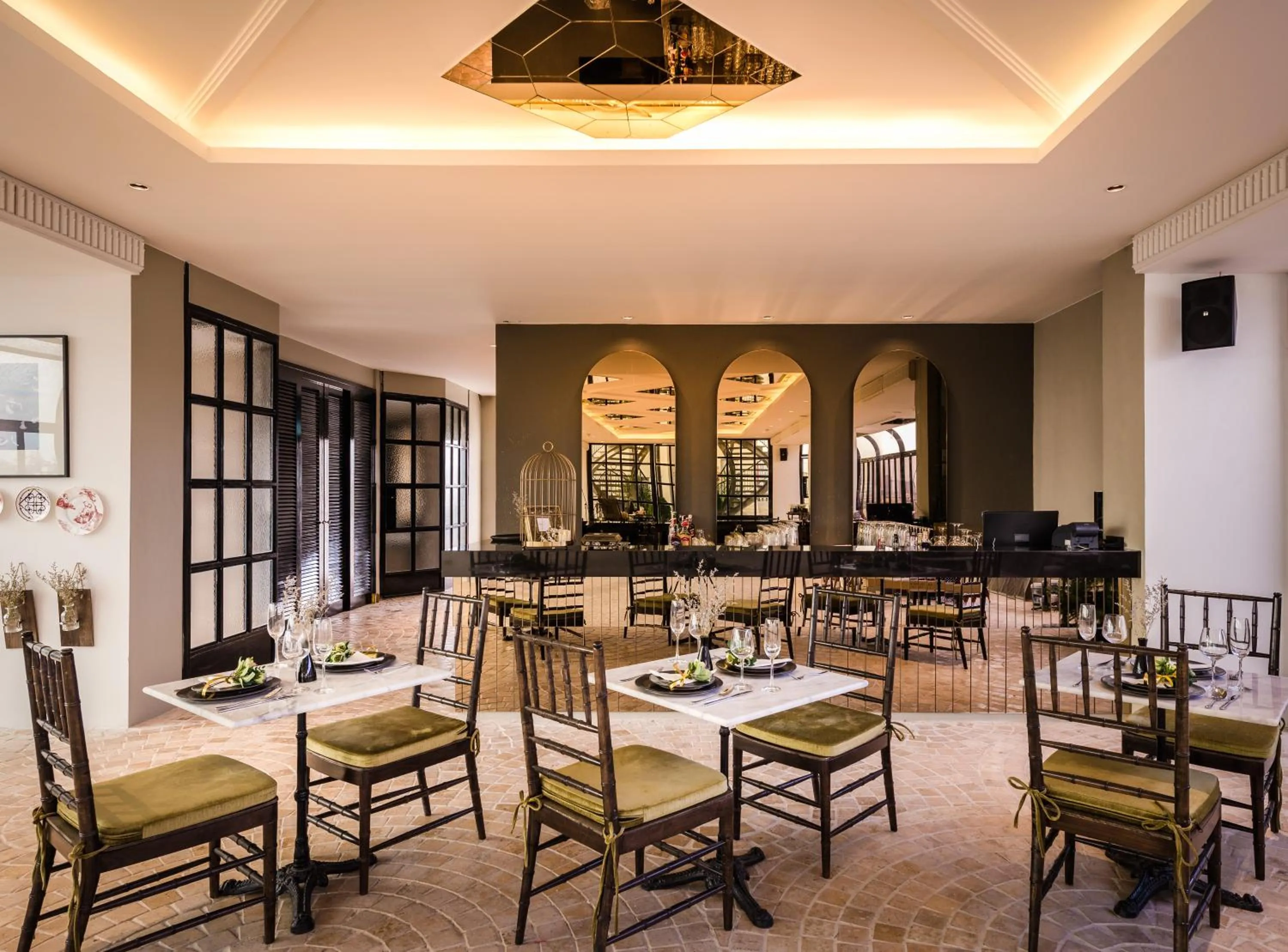 Restaurant/places to eat in Hotel Once Bangkok