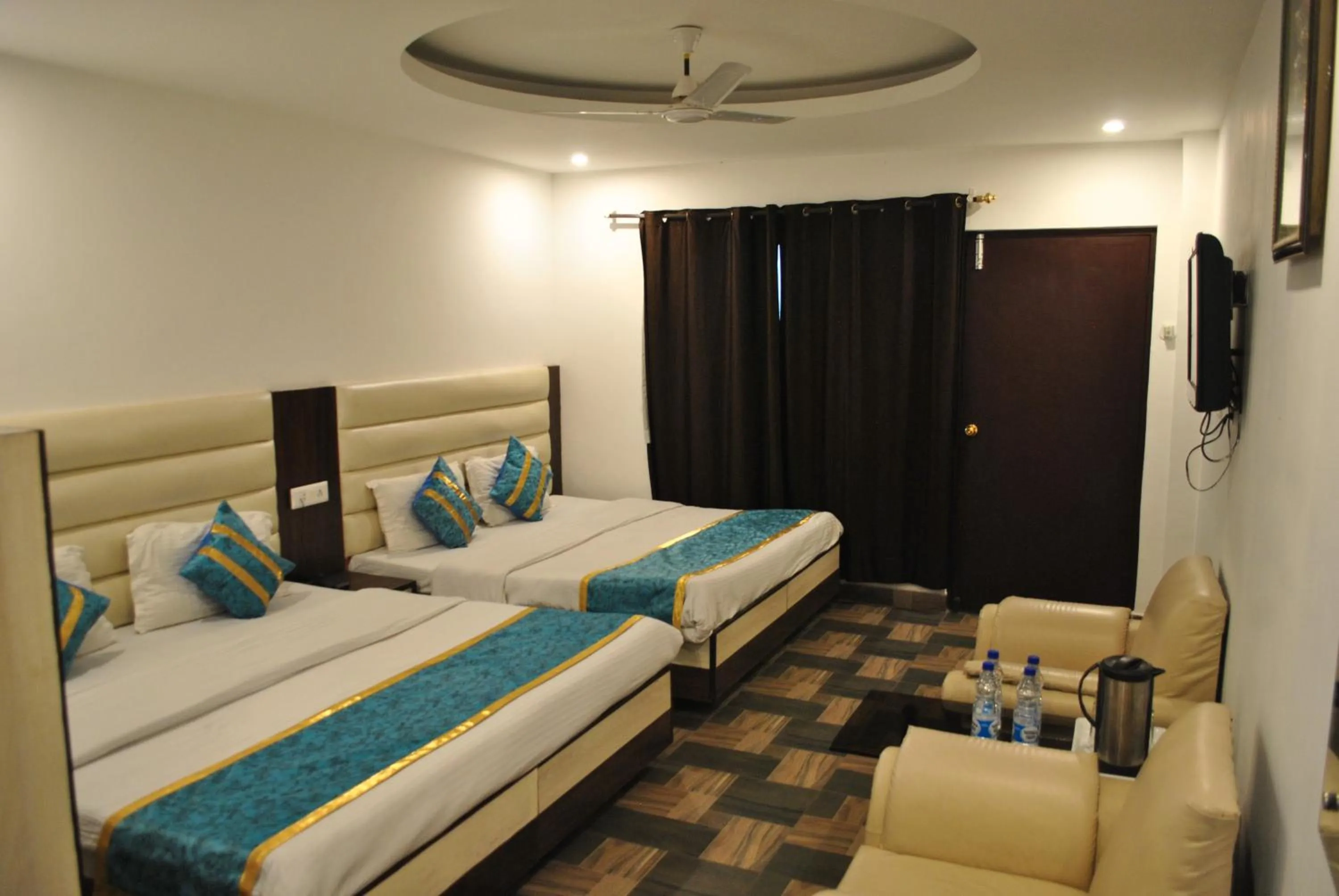 Photo of the whole room, Bed in Hotel Maha Luxmi Palace