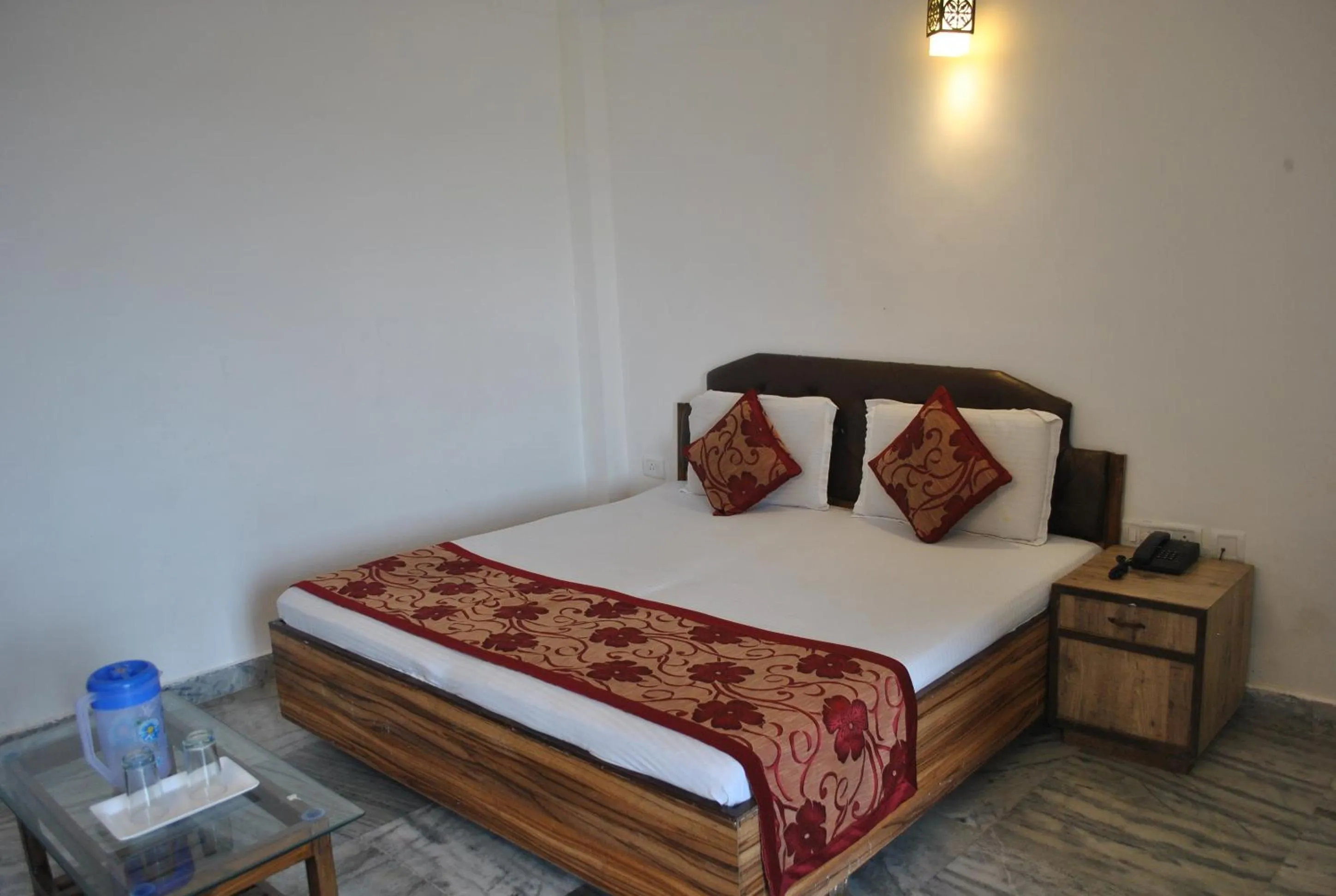 Bed in Hotel Maha Luxmi Palace