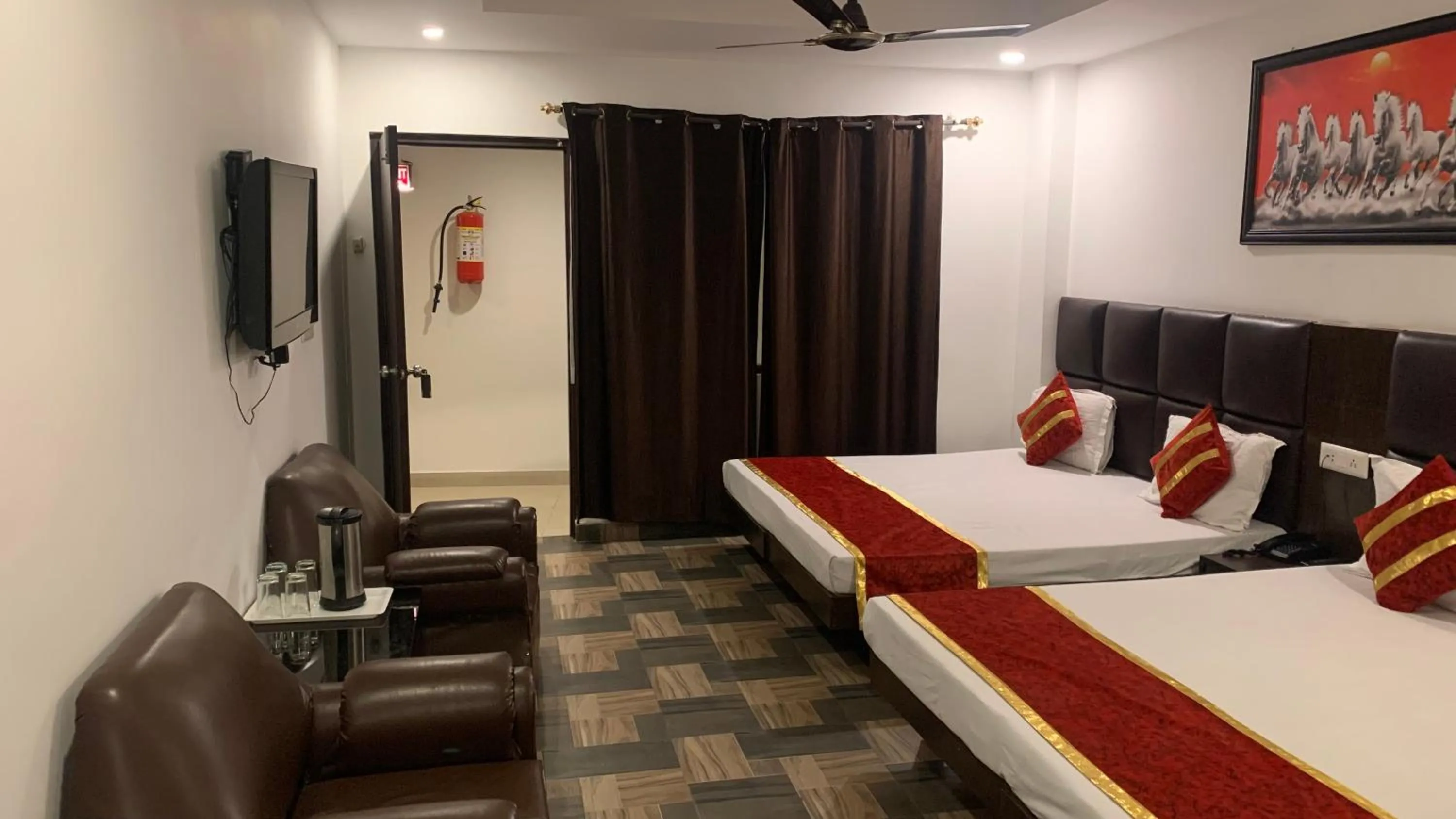 Photo of the whole room, Bed in Hotel Maha Luxmi Palace